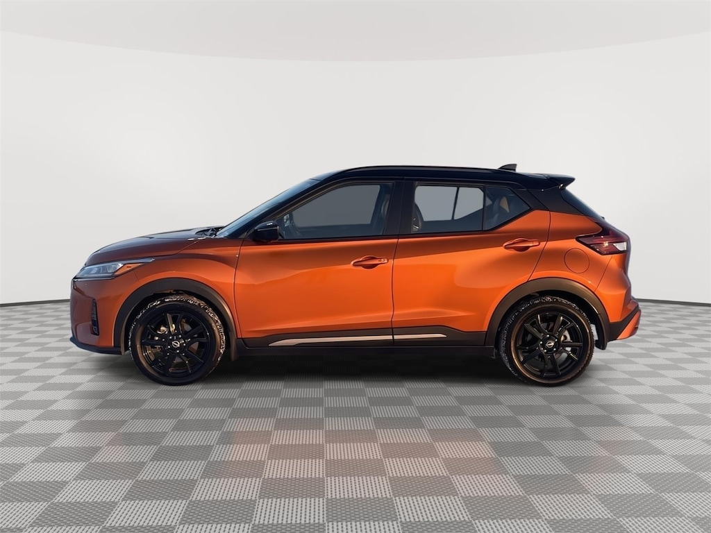 2022 Nissan Kicks SR photo 2