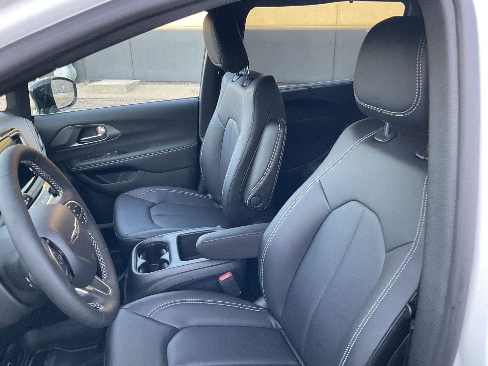 2026 Chrysler Pacifica Select - Photo 13