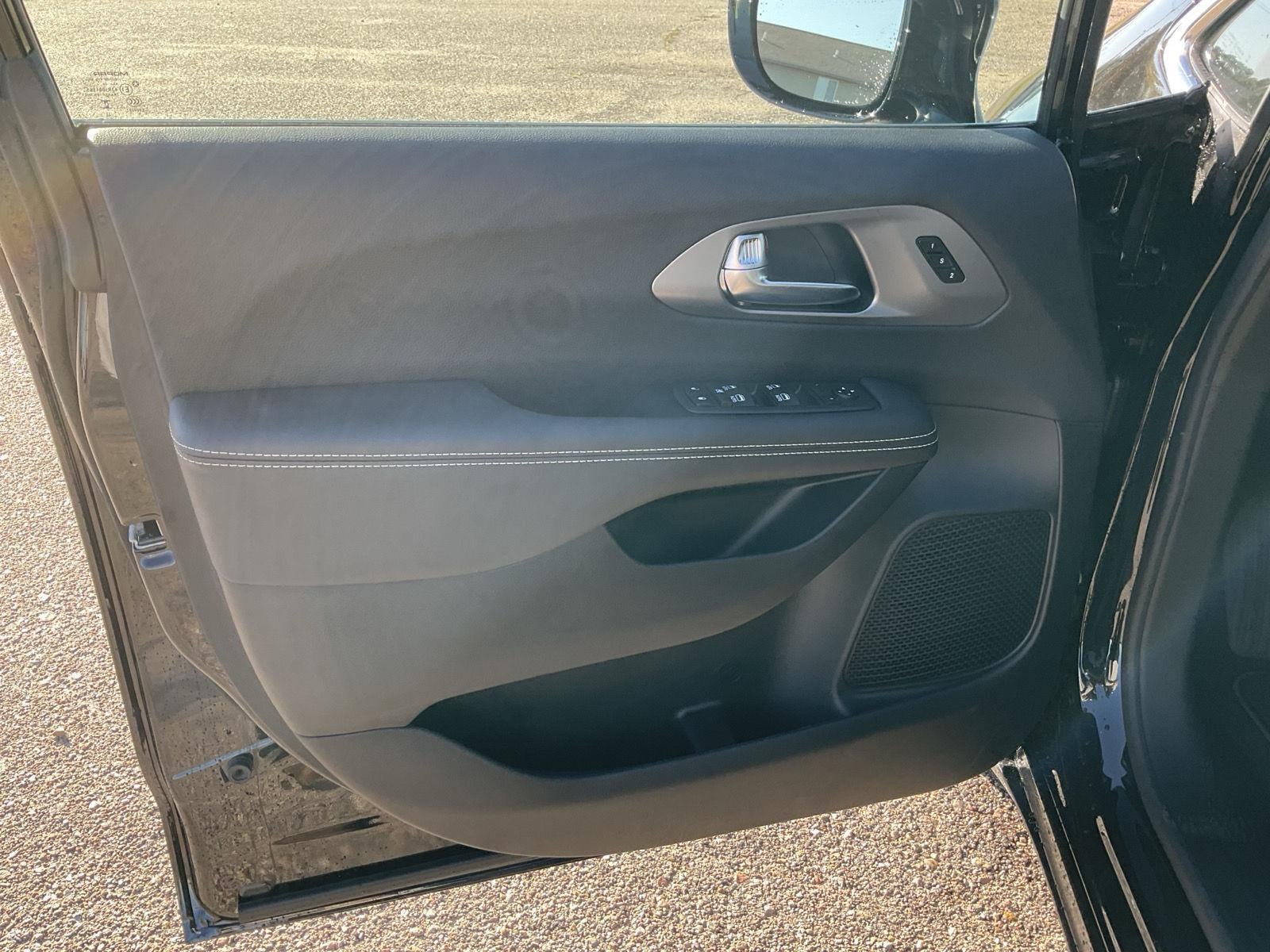 2026 Chrysler Pacifica Select - Photo 11