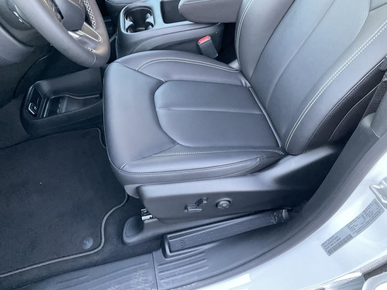2026 Chrysler Pacifica Select - Photo 12