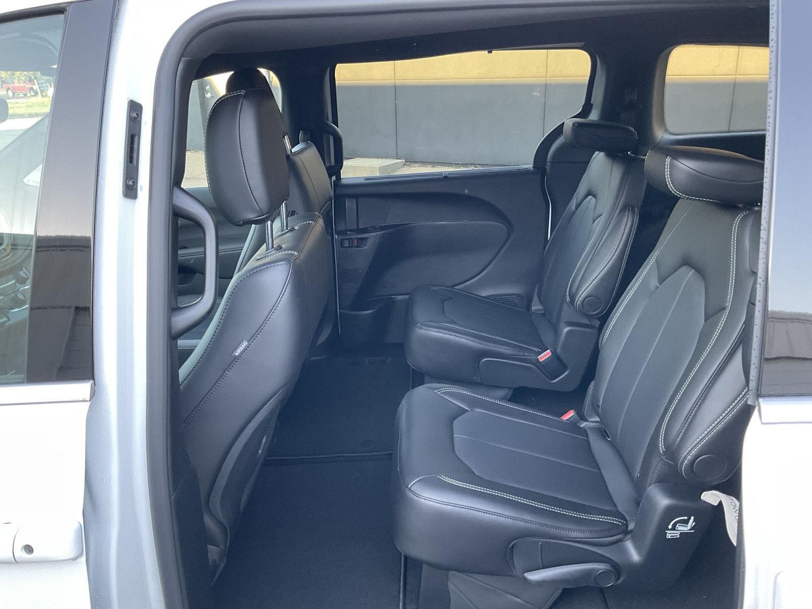 2026 Chrysler Pacifica Select - Photo 20
