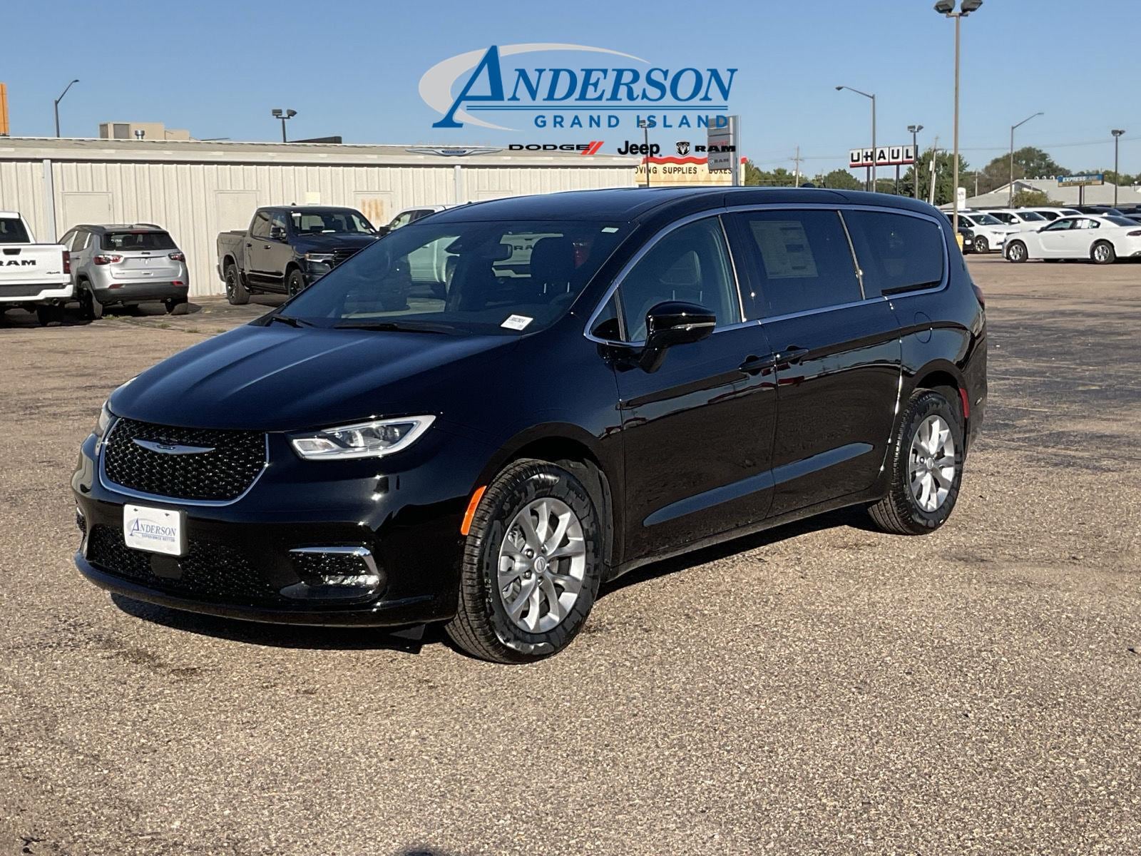 2026 Chrysler Pacifica Select's photo