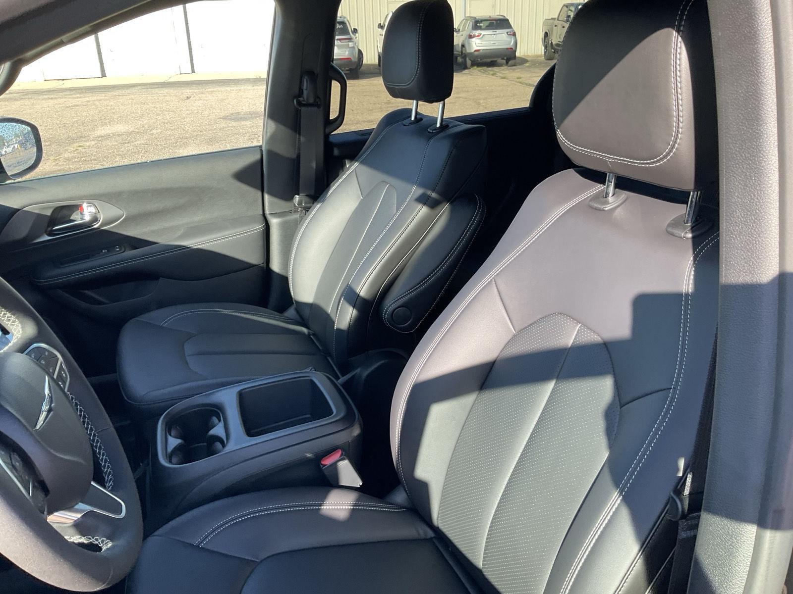 2026 Chrysler Pacifica Select - Photo 13