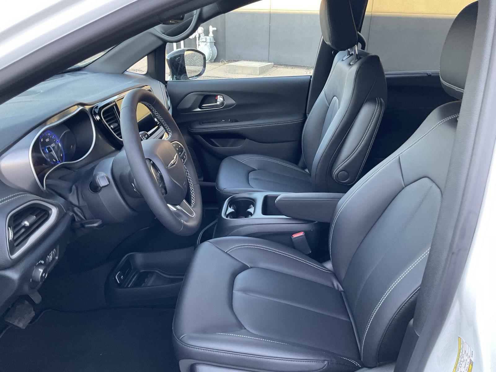2026 Chrysler Pacifica Select - Photo 14