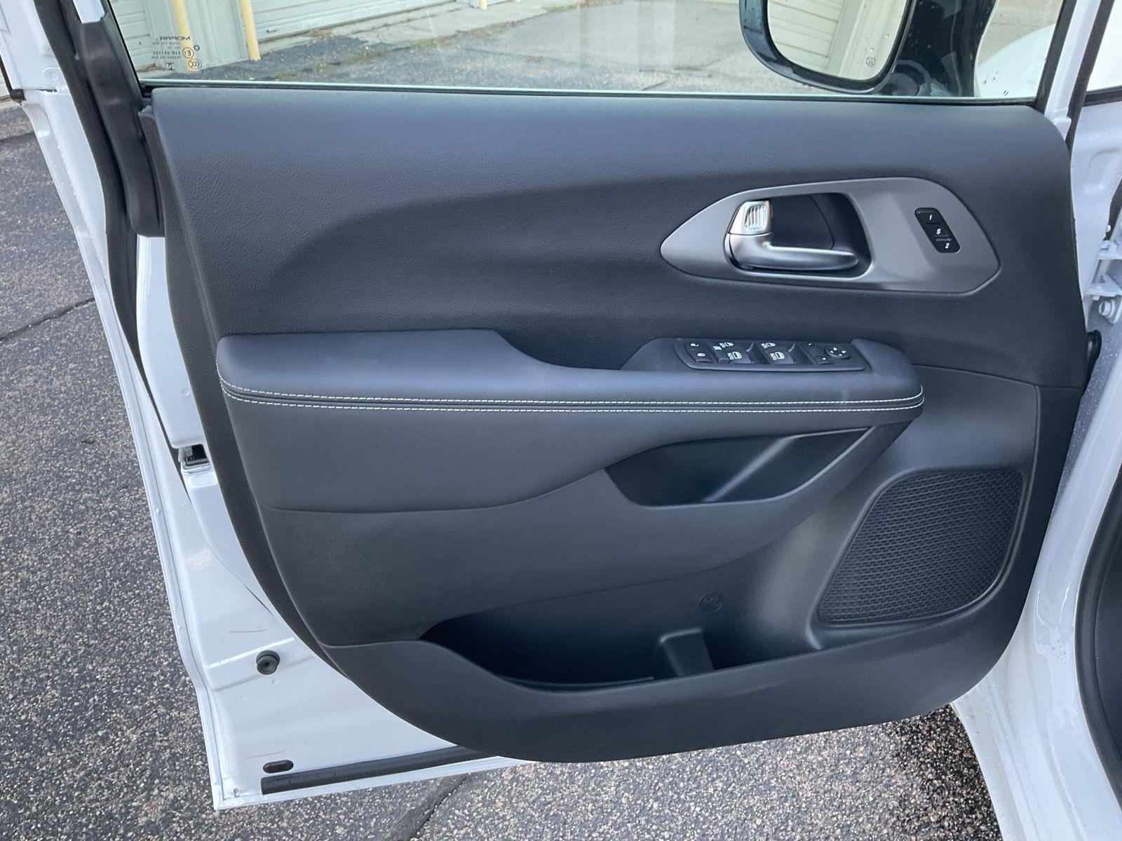 2026 Chrysler Pacifica Select - Photo 15