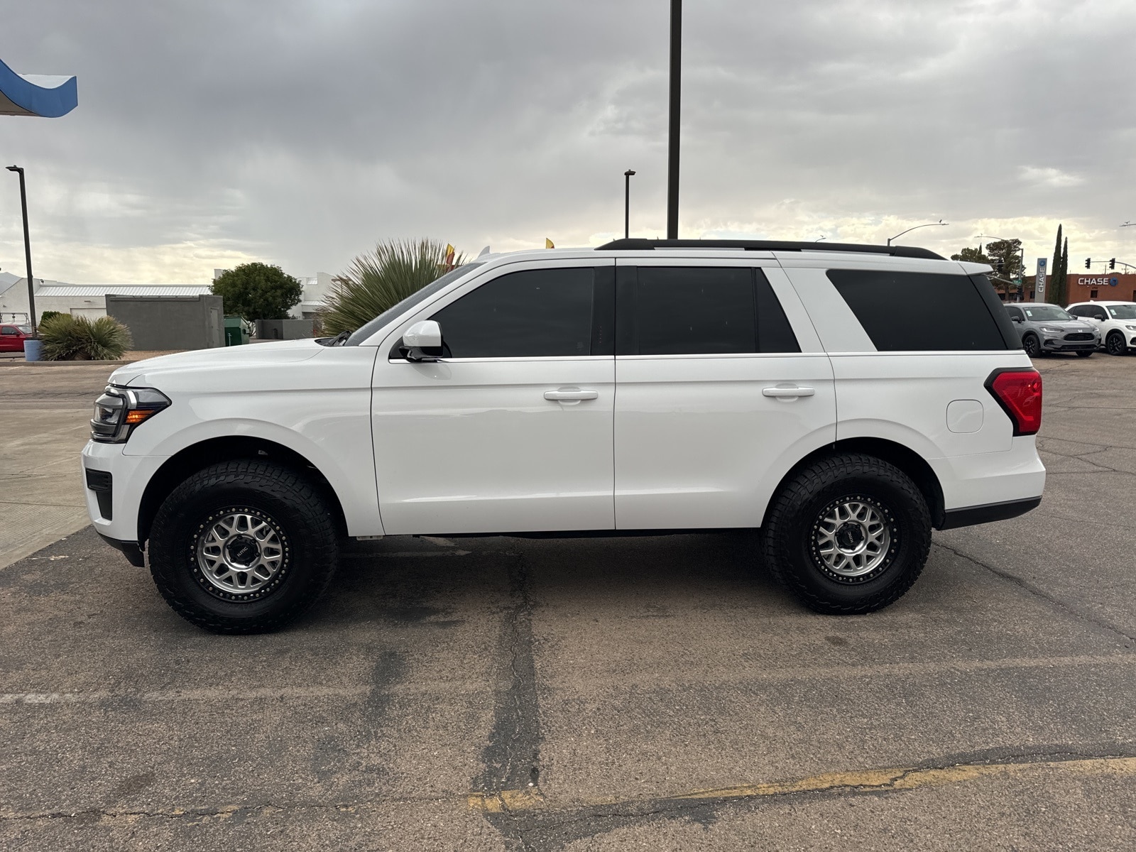 Used 2022 Ford Expedition XLT with VIN 1FMJU1JT5NEA04476 for sale in Kingman, AZ