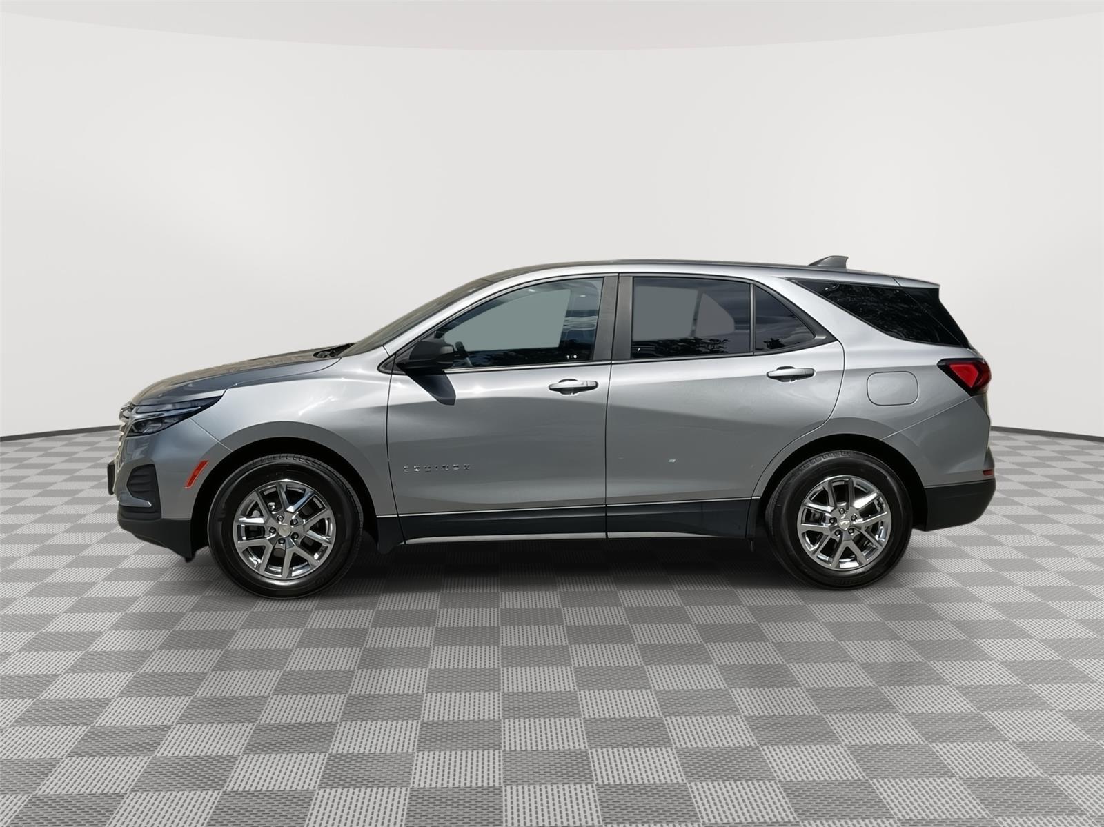 2023 Chevrolet Equinox LS photo 2