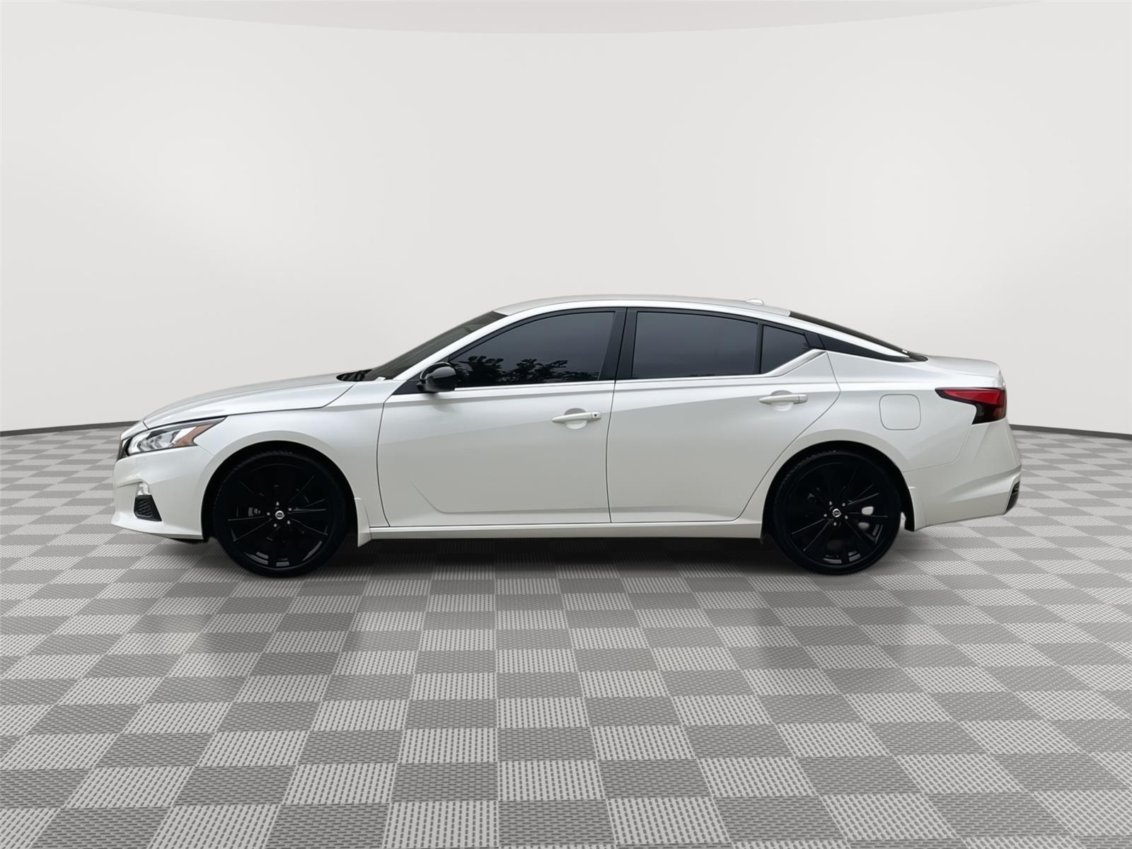 2020 Nissan Altima 2.5 SR photo 2