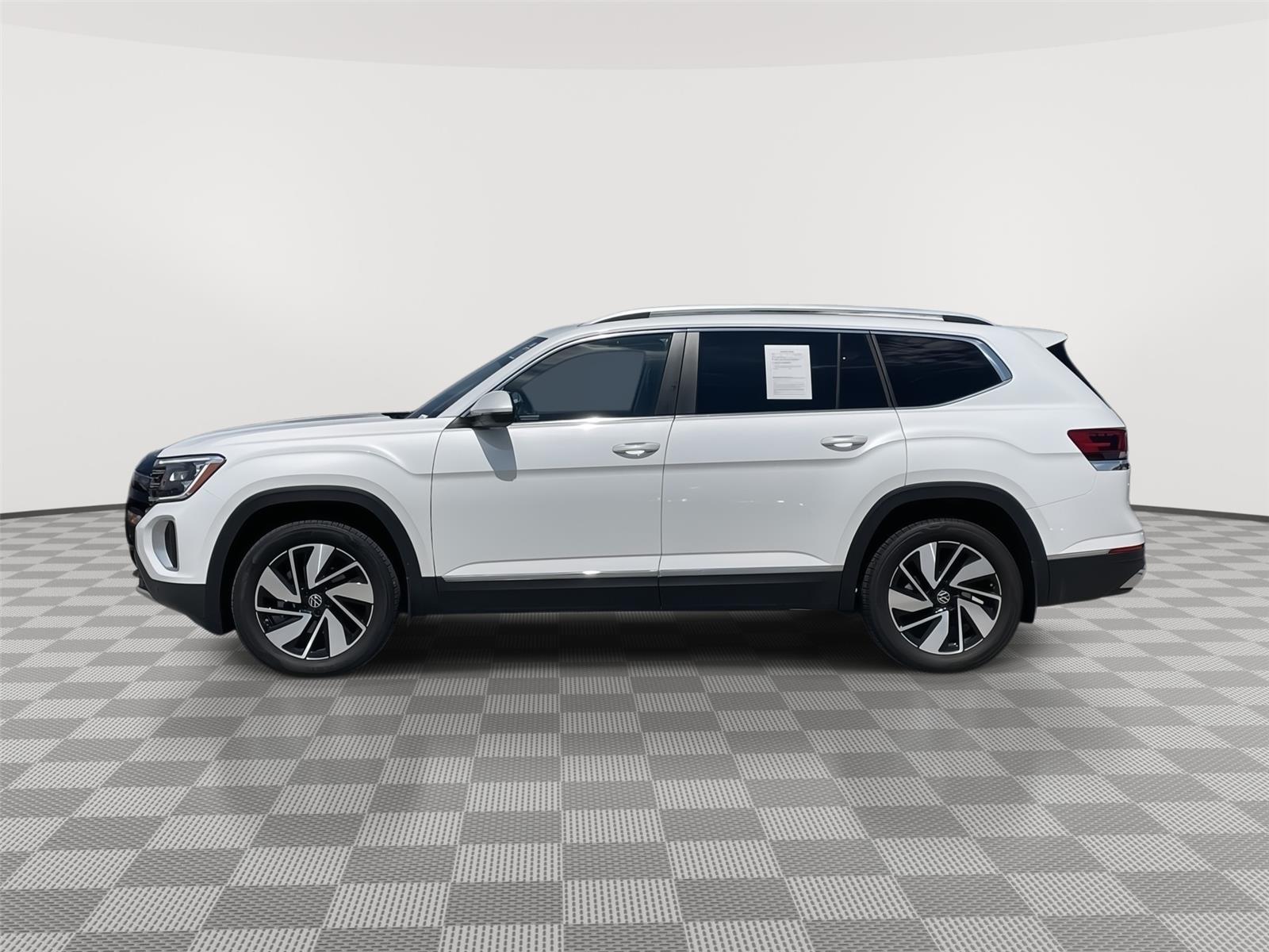 2024 Volkswagen Atlas SEL photo 2