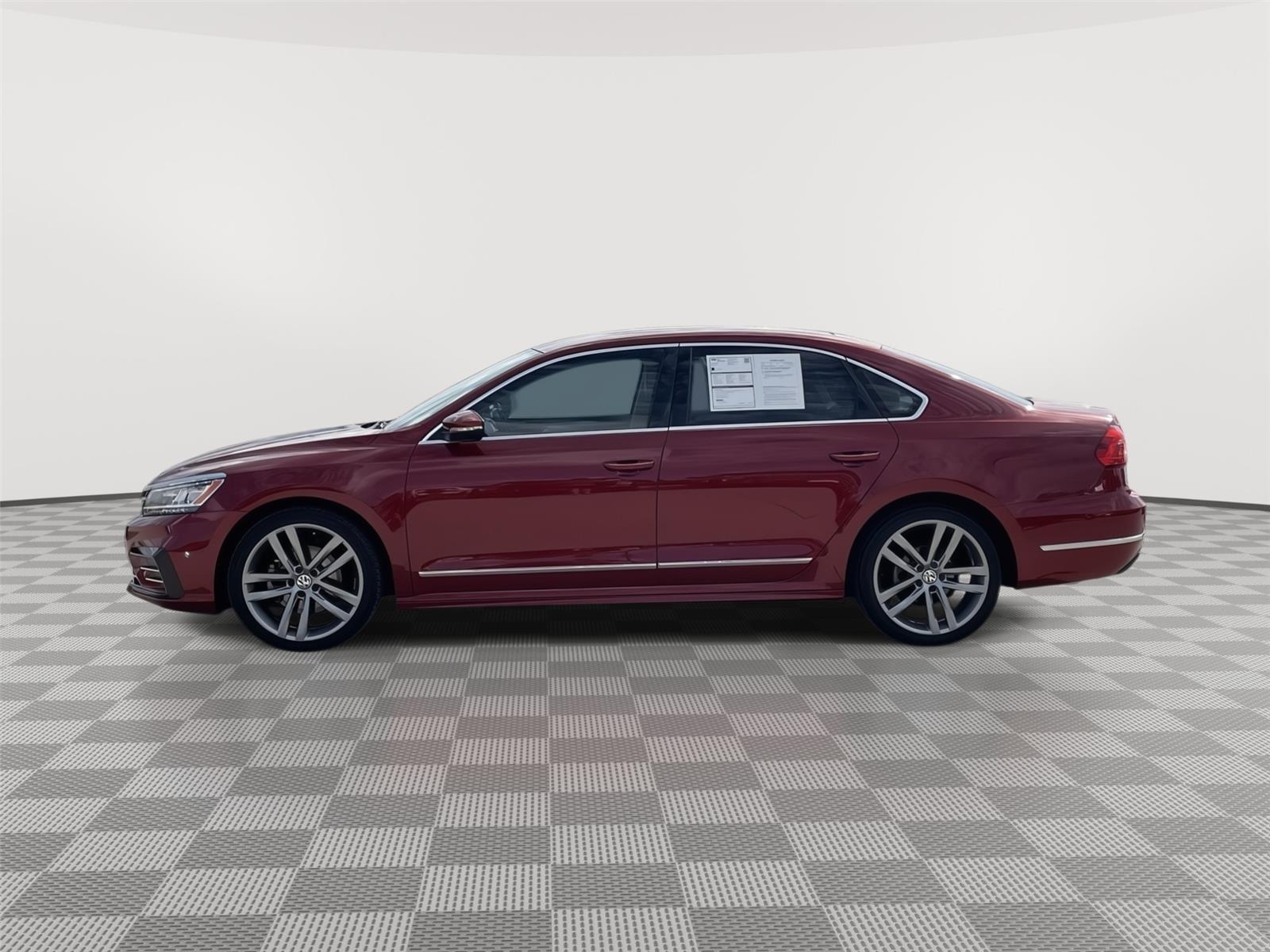 2016 Volkswagen Passat R-Line photo 2