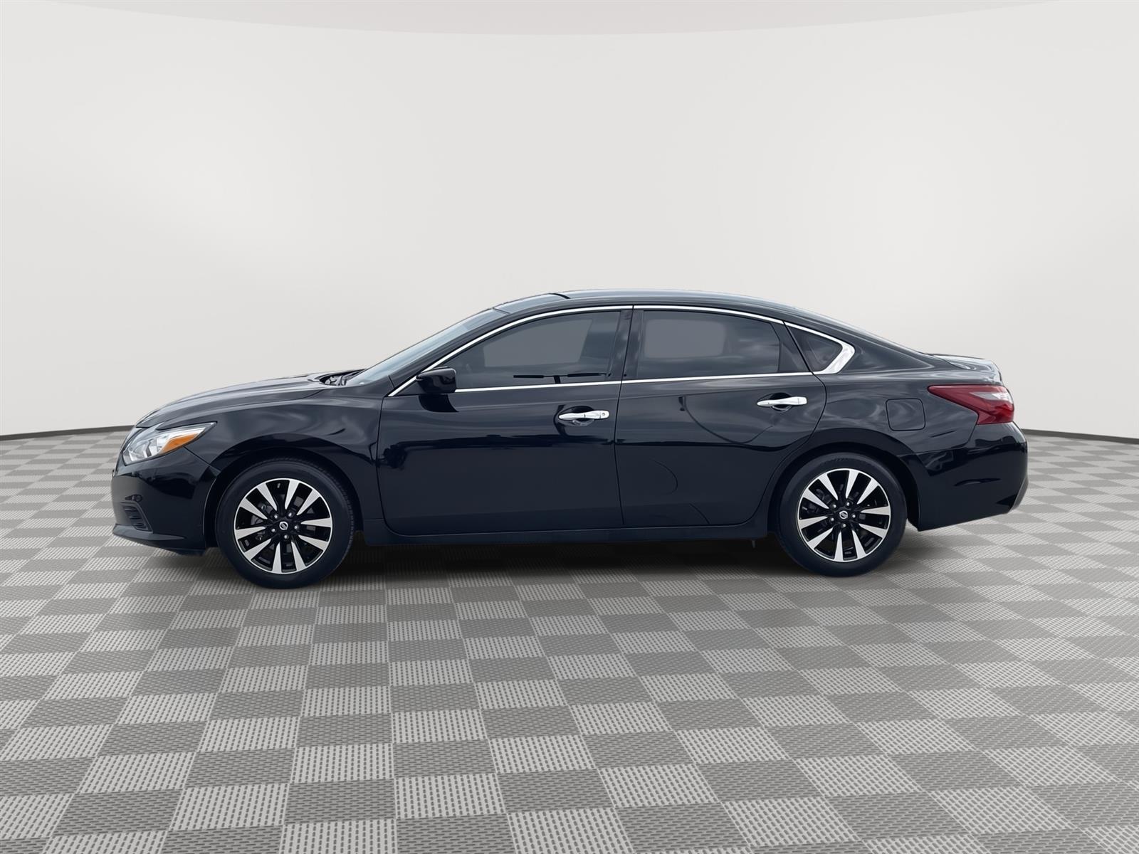 Used 2018 Nissan Altima SV with VIN 1N4AL3AP0JC249462 for sale in Lincoln, NE