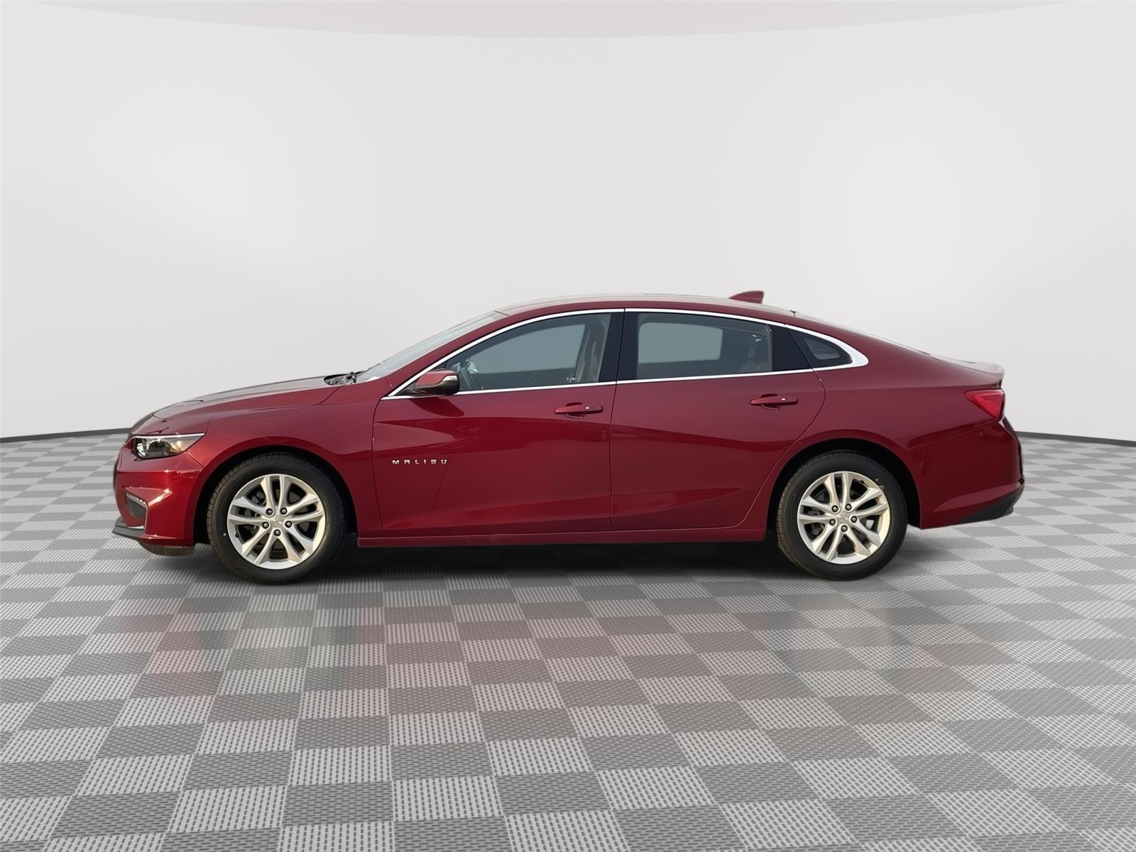 2018 Chevrolet Malibu 1LT photo 2