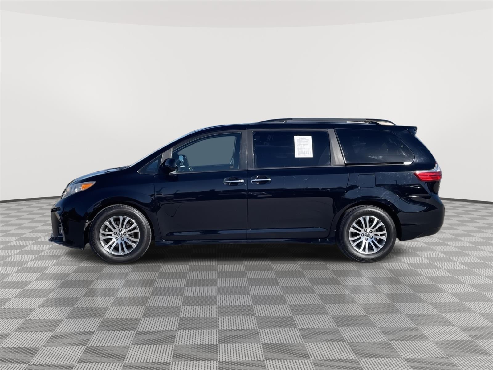 2020 Toyota Sienna XLE photo 2