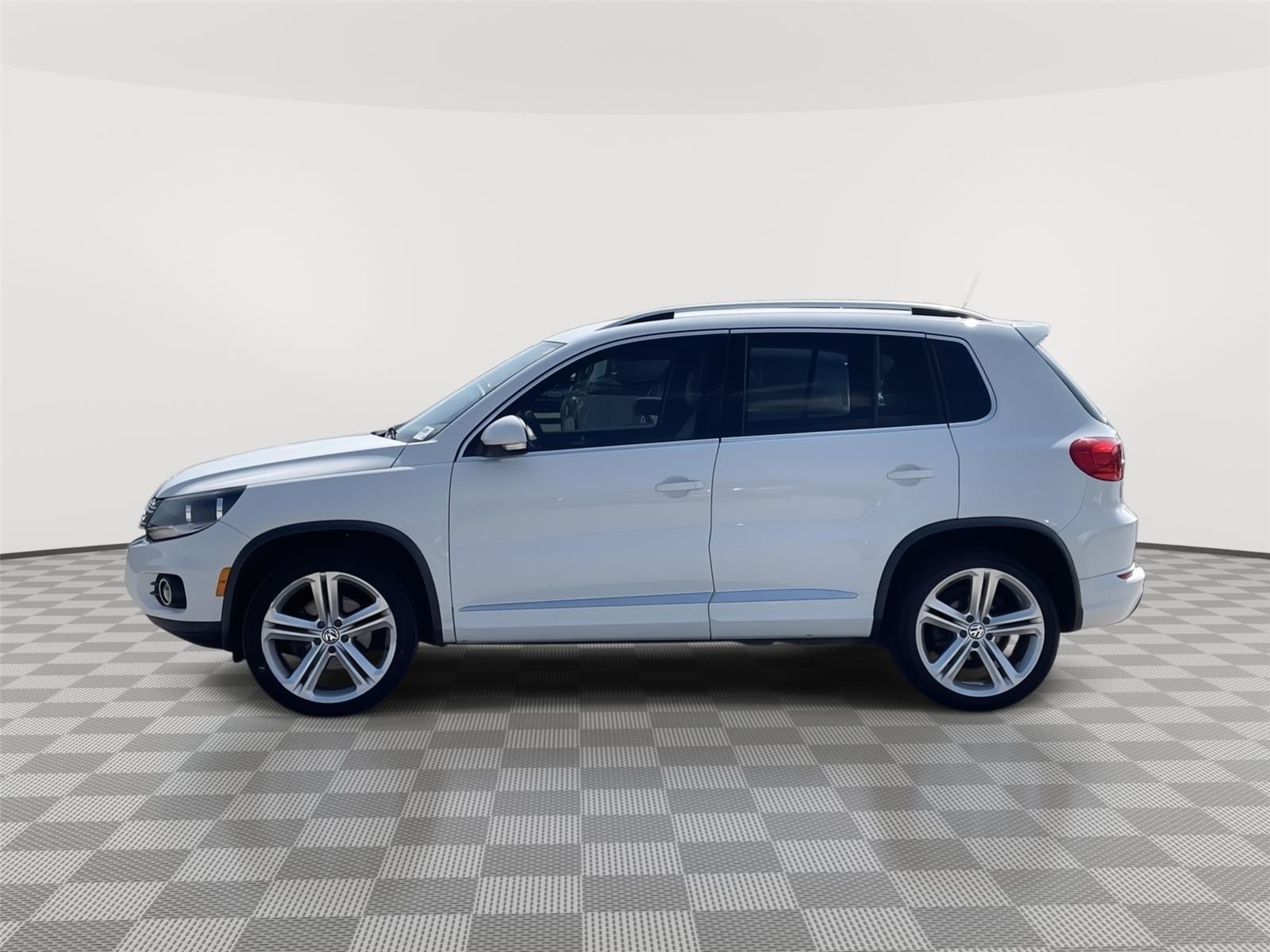 2016 Volkswagen Tiguan R-Line photo 2