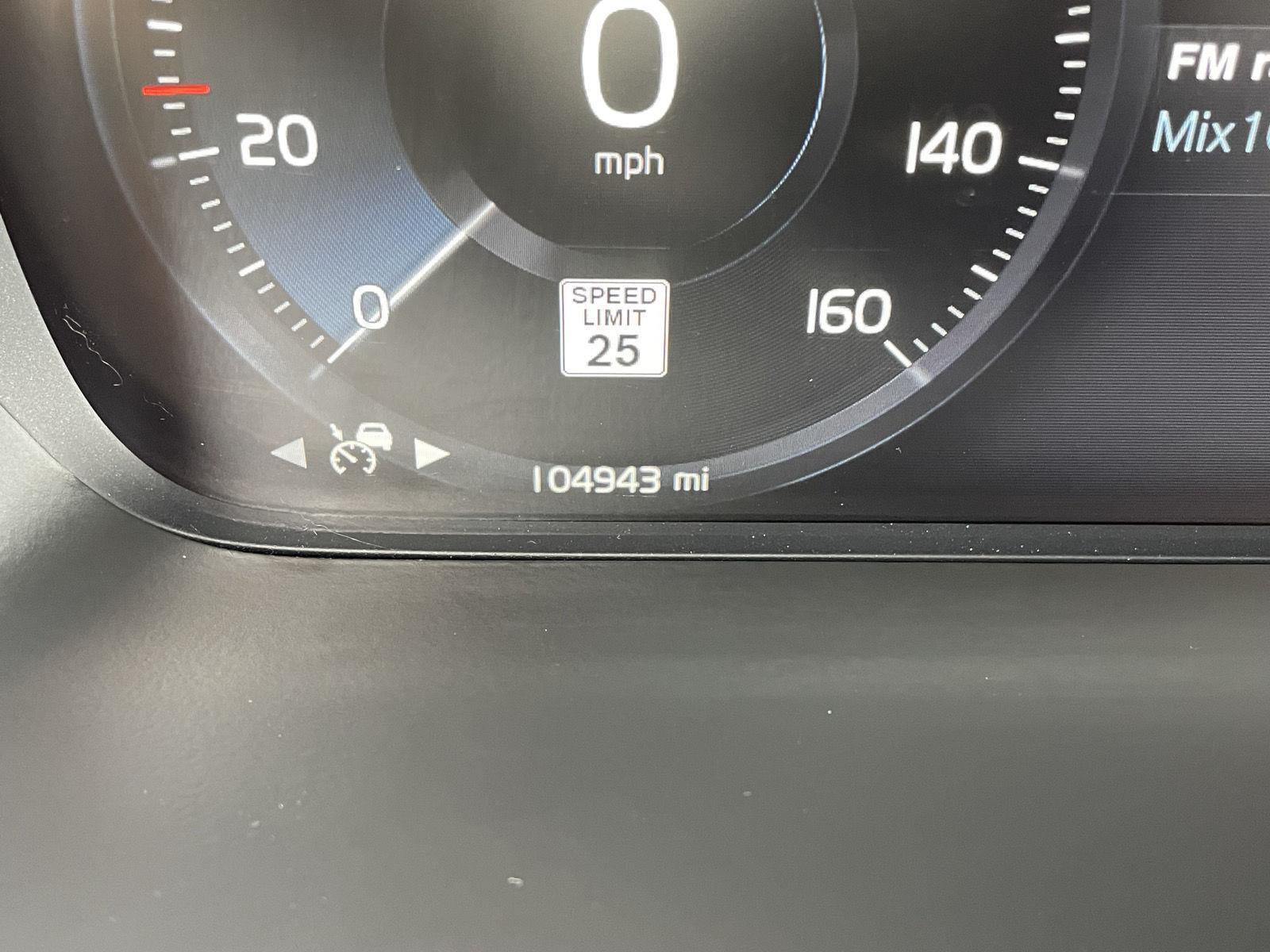 2020 Volvo XC90 T6 Momentum photo 3