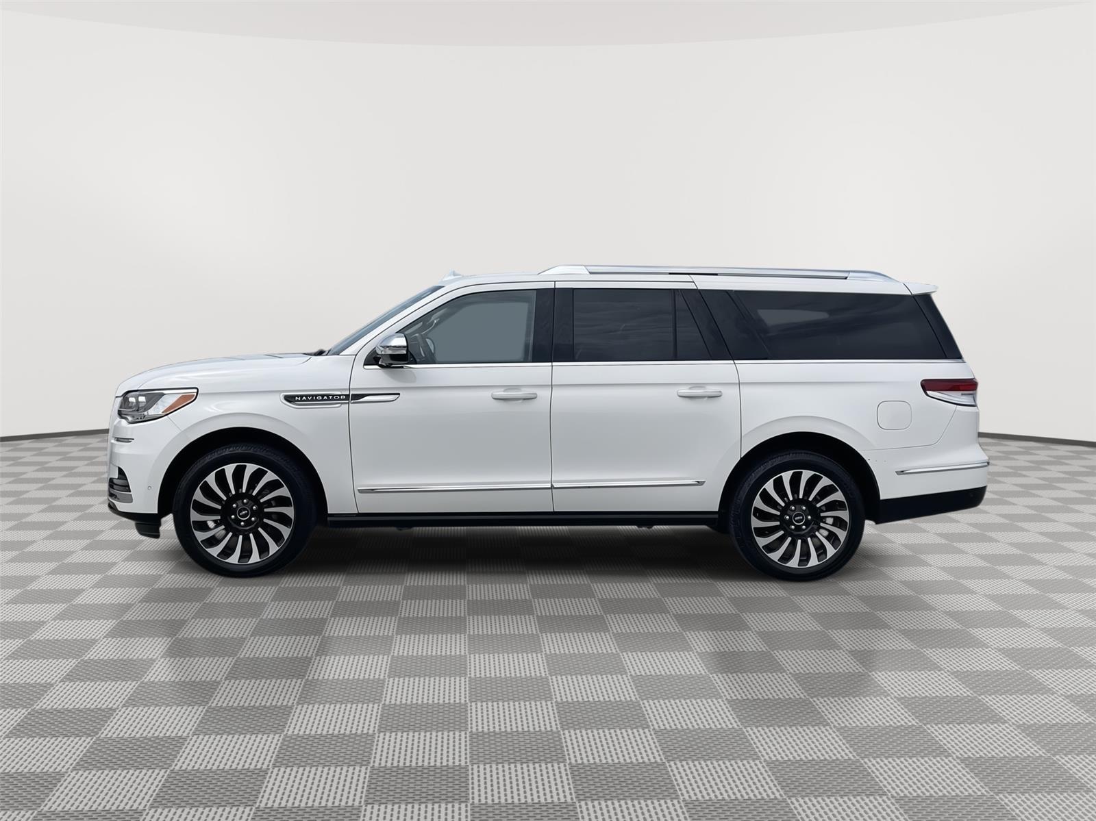 2022 Lincoln Navigator Black Label photo 2