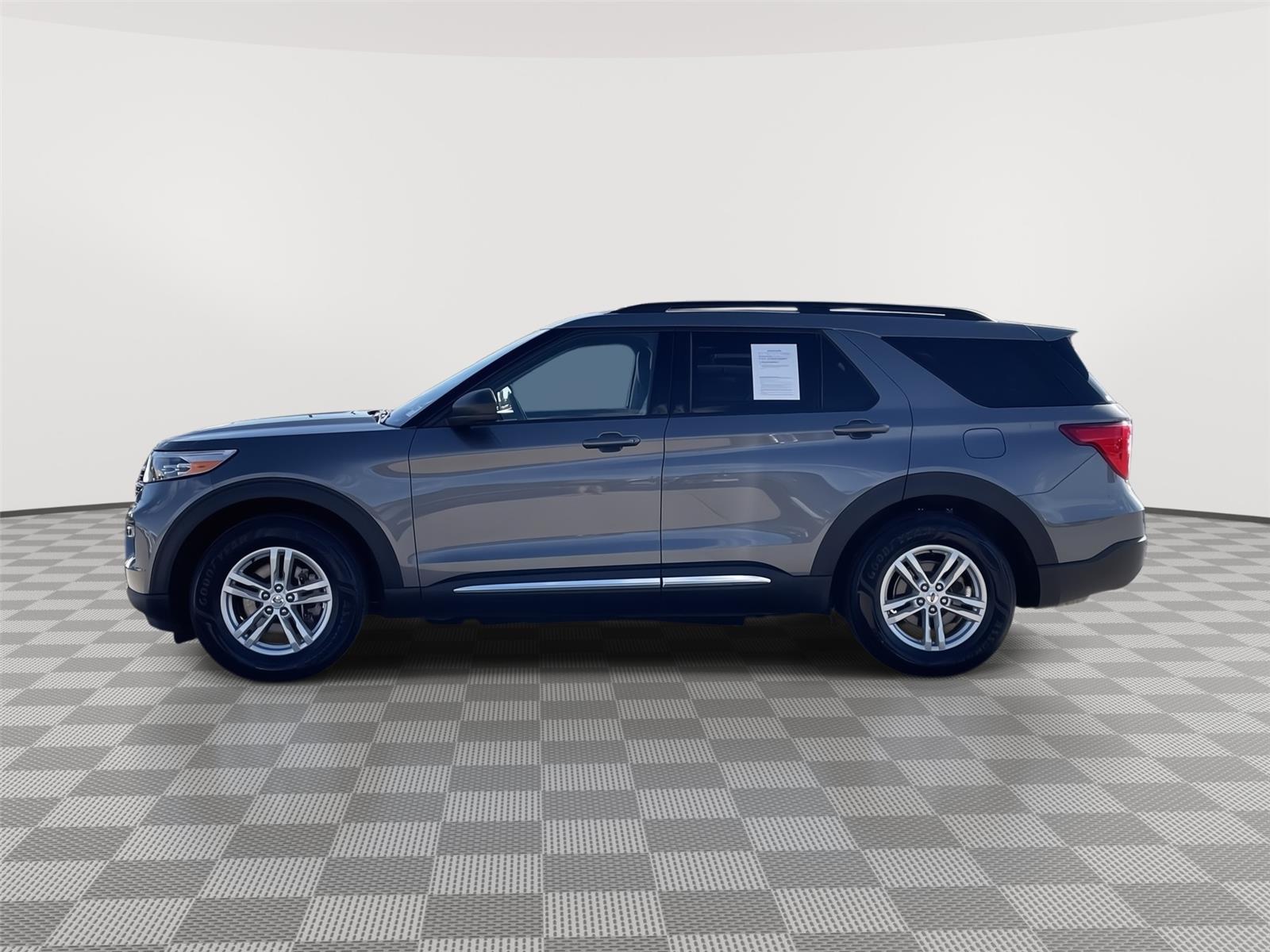 2023 Ford Explorer XLT photo 2