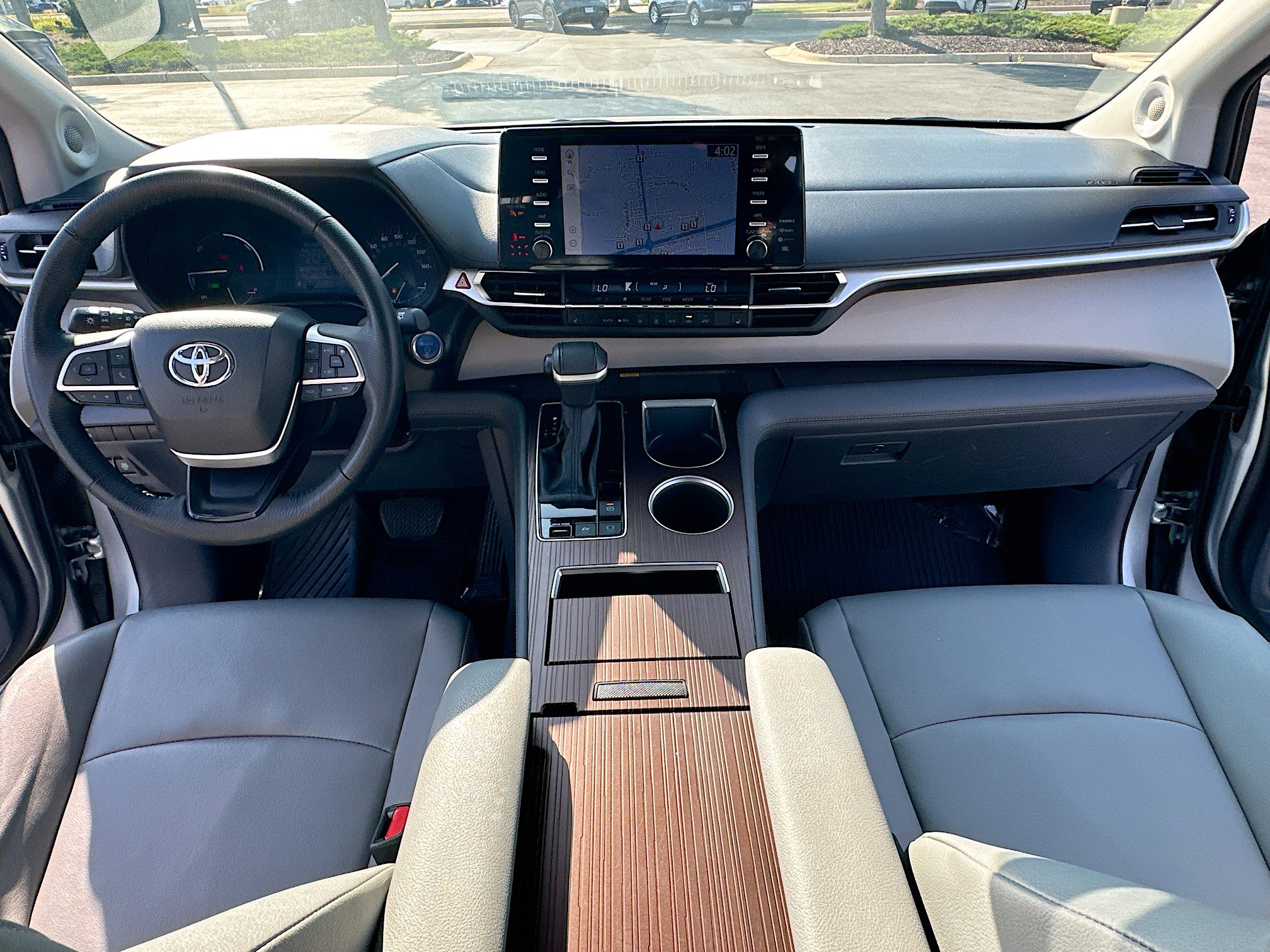 2023 Toyota Sienna XLE photo 3