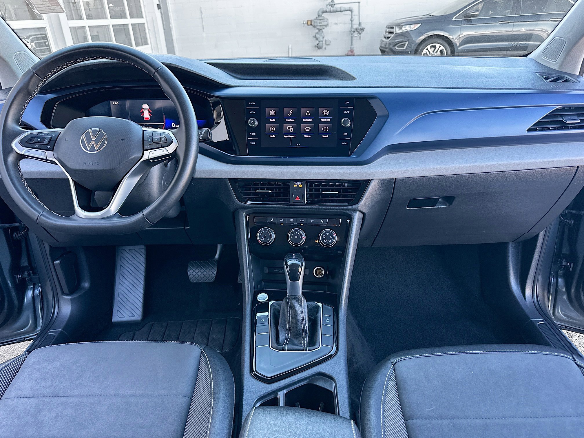 2023 Volkswagen Taos SE photo 3