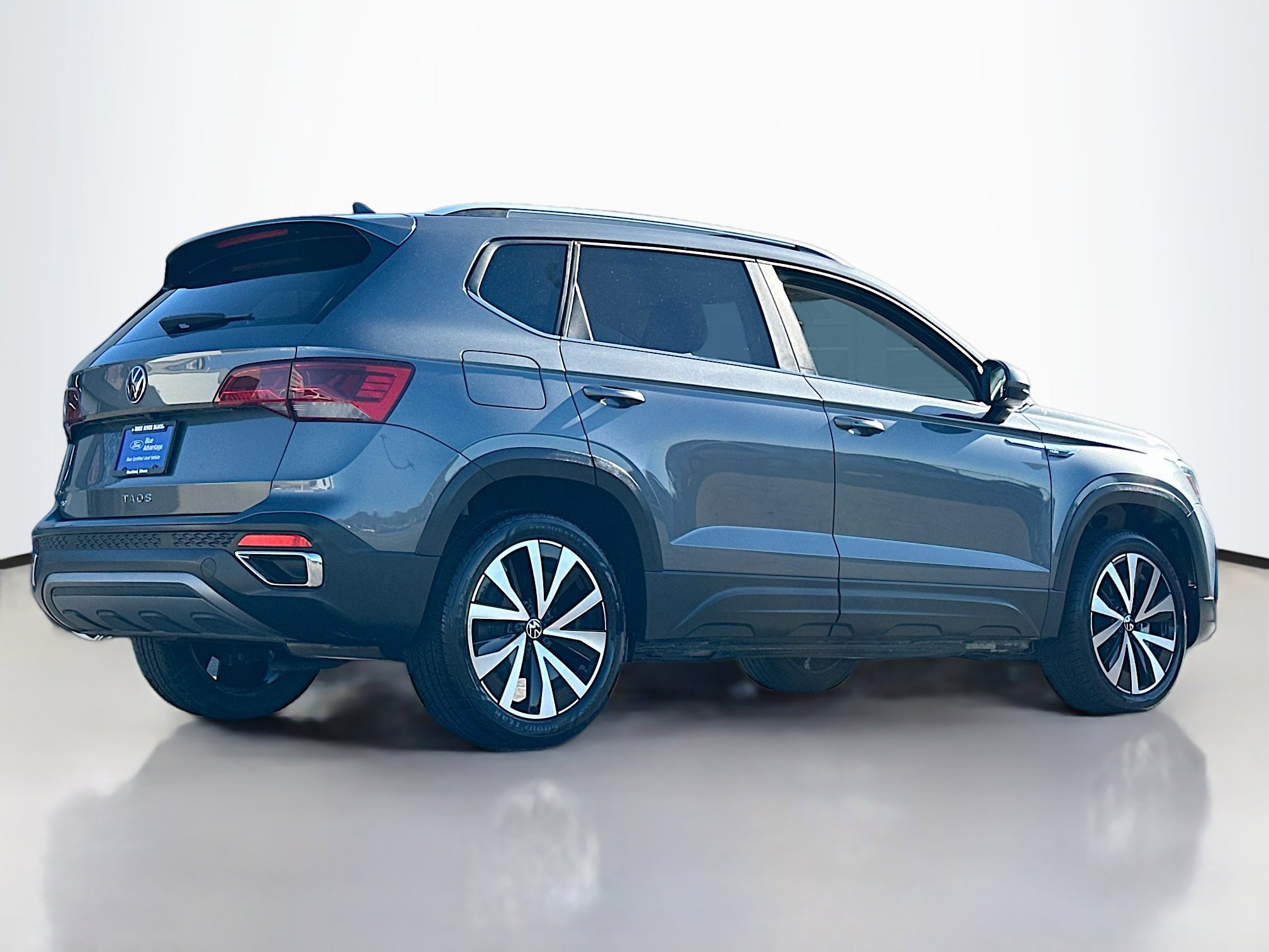 2023 Volkswagen Taos SE photo 2