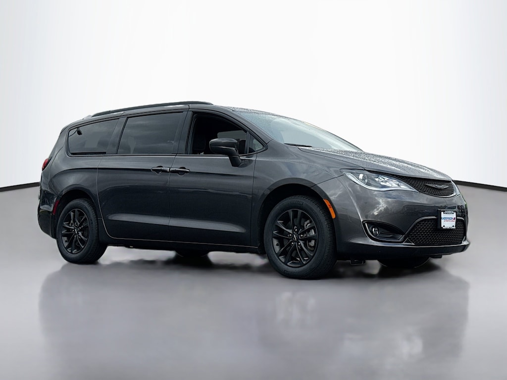 2020 Chrysler Pacifica Touring L photo 2