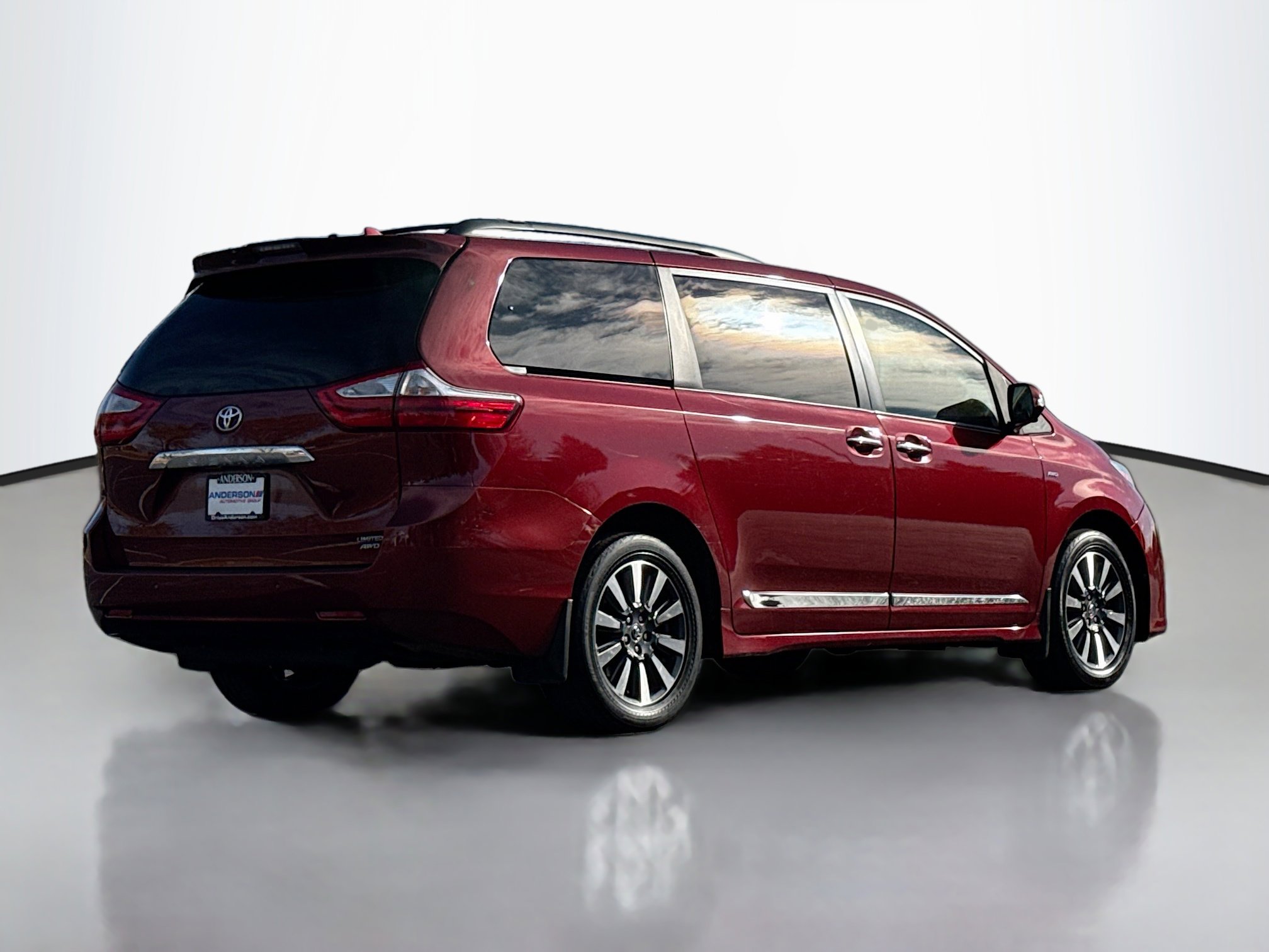 2019 Toyota Sienna XLE photo 2