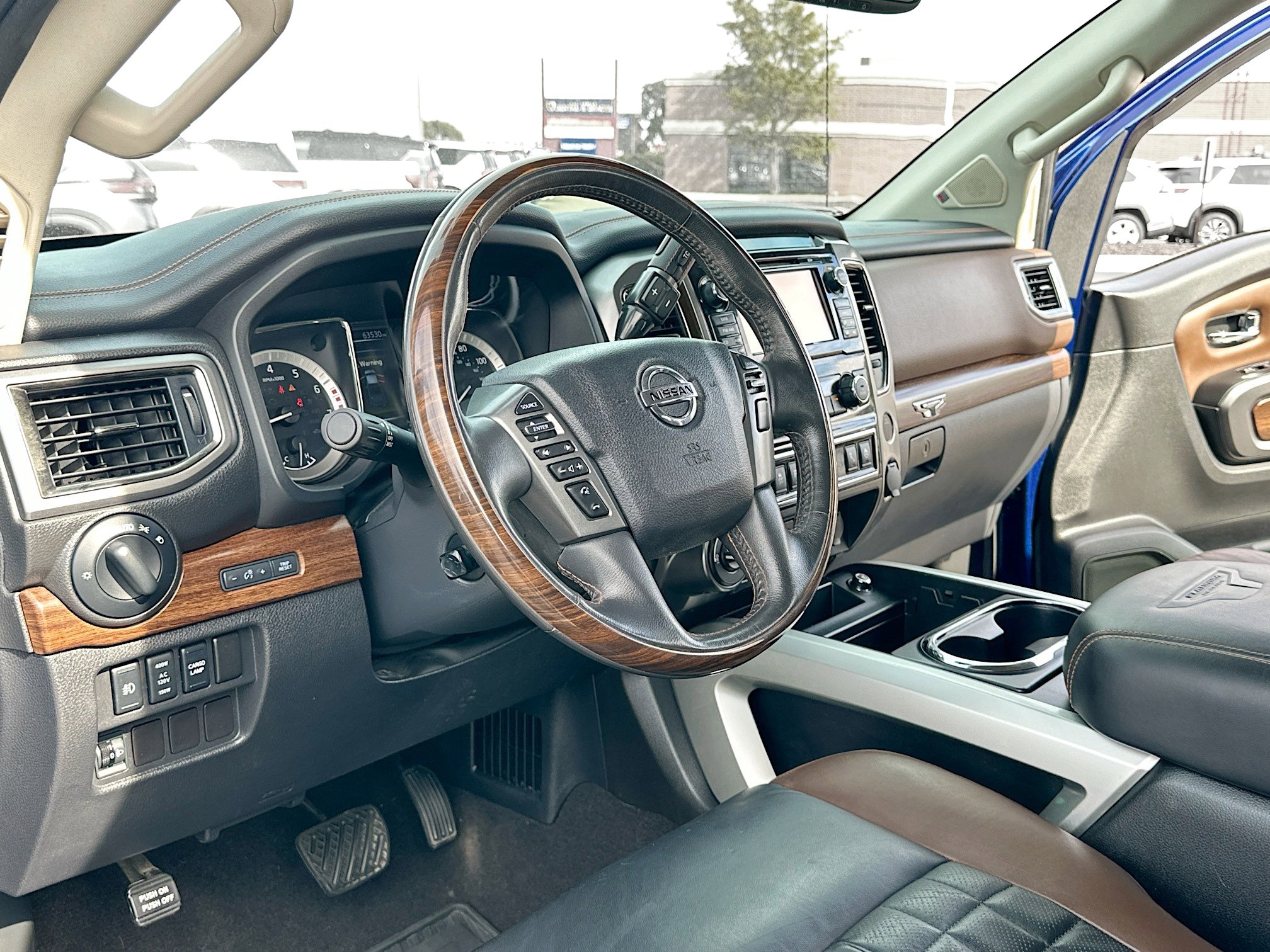 2017 Nissan Titan Crew Cab Platinum Reserve photo 4