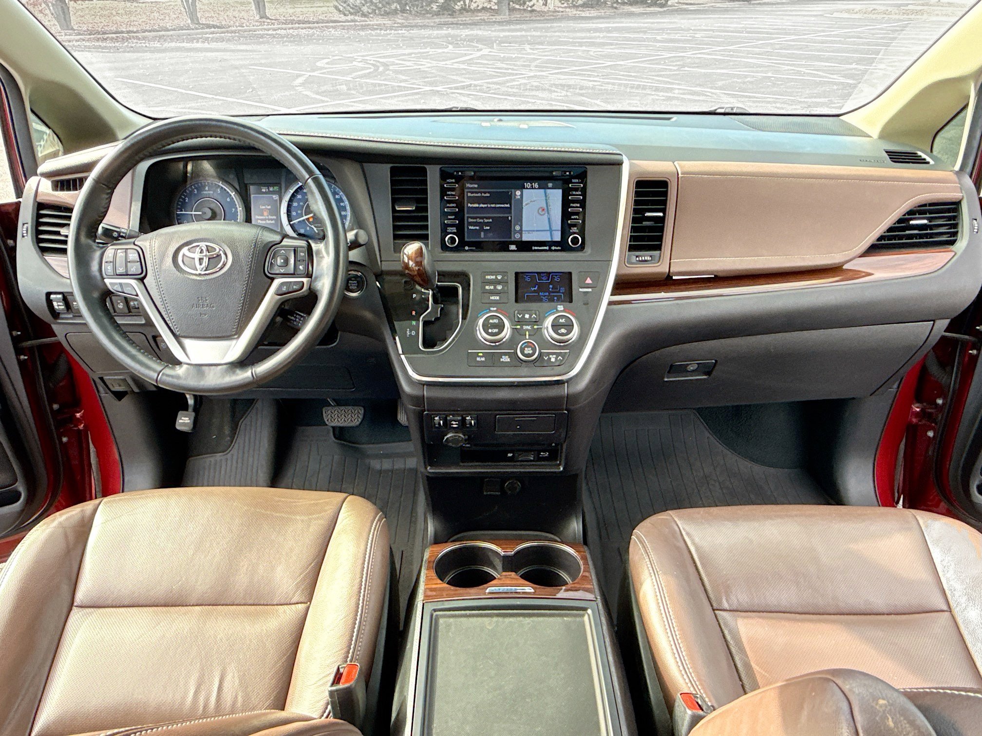 2019 Toyota Sienna XLE photo 3