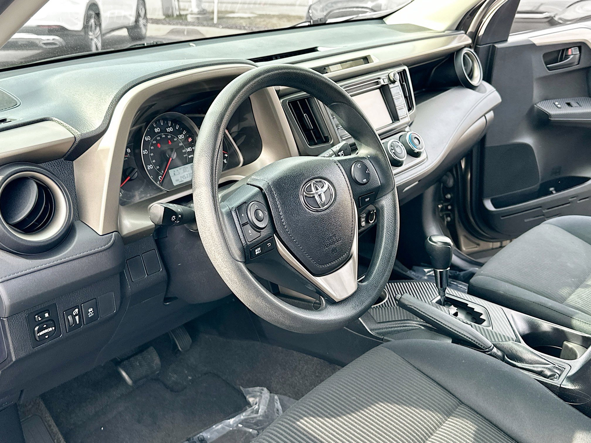 2015 Toyota RAV4 LE photo 3