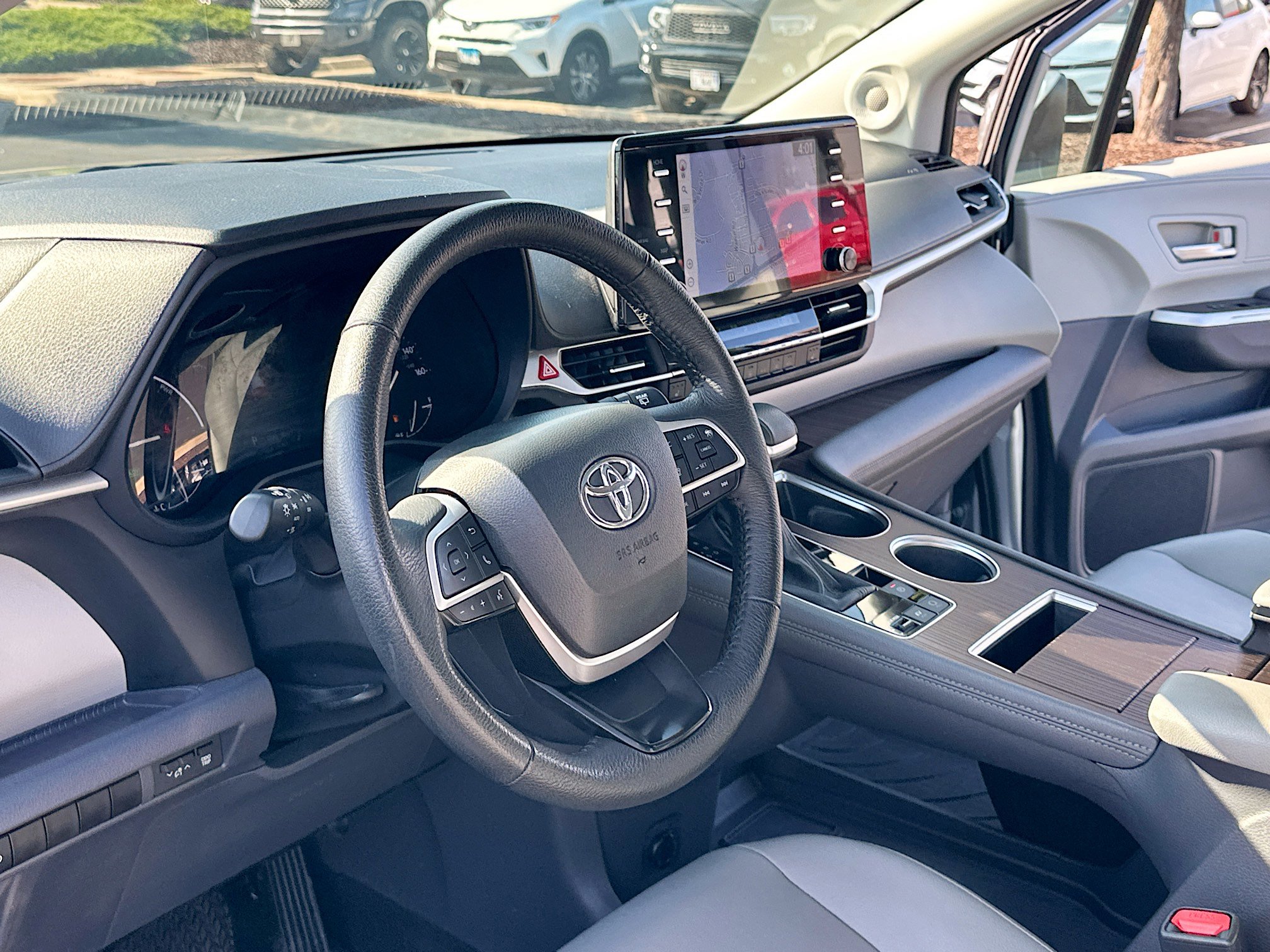 2023 Toyota Sienna XLE photo 4