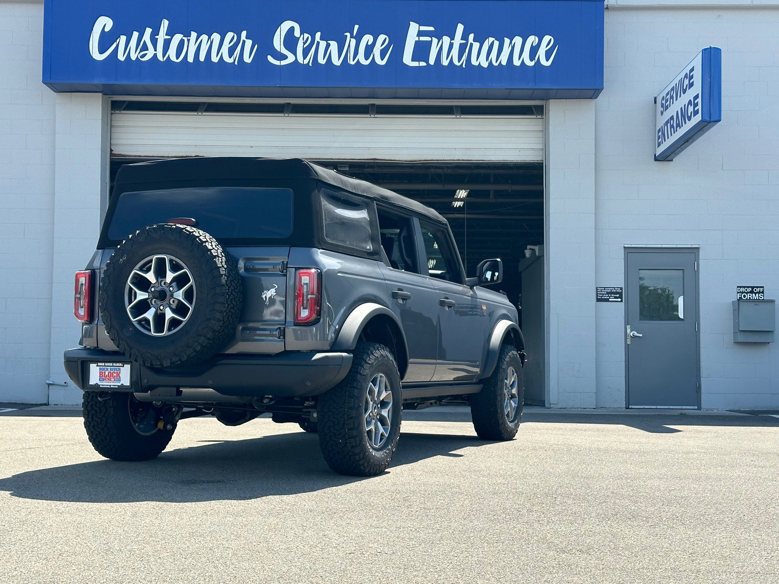 2024 Ford Bronco Badlands photo 2