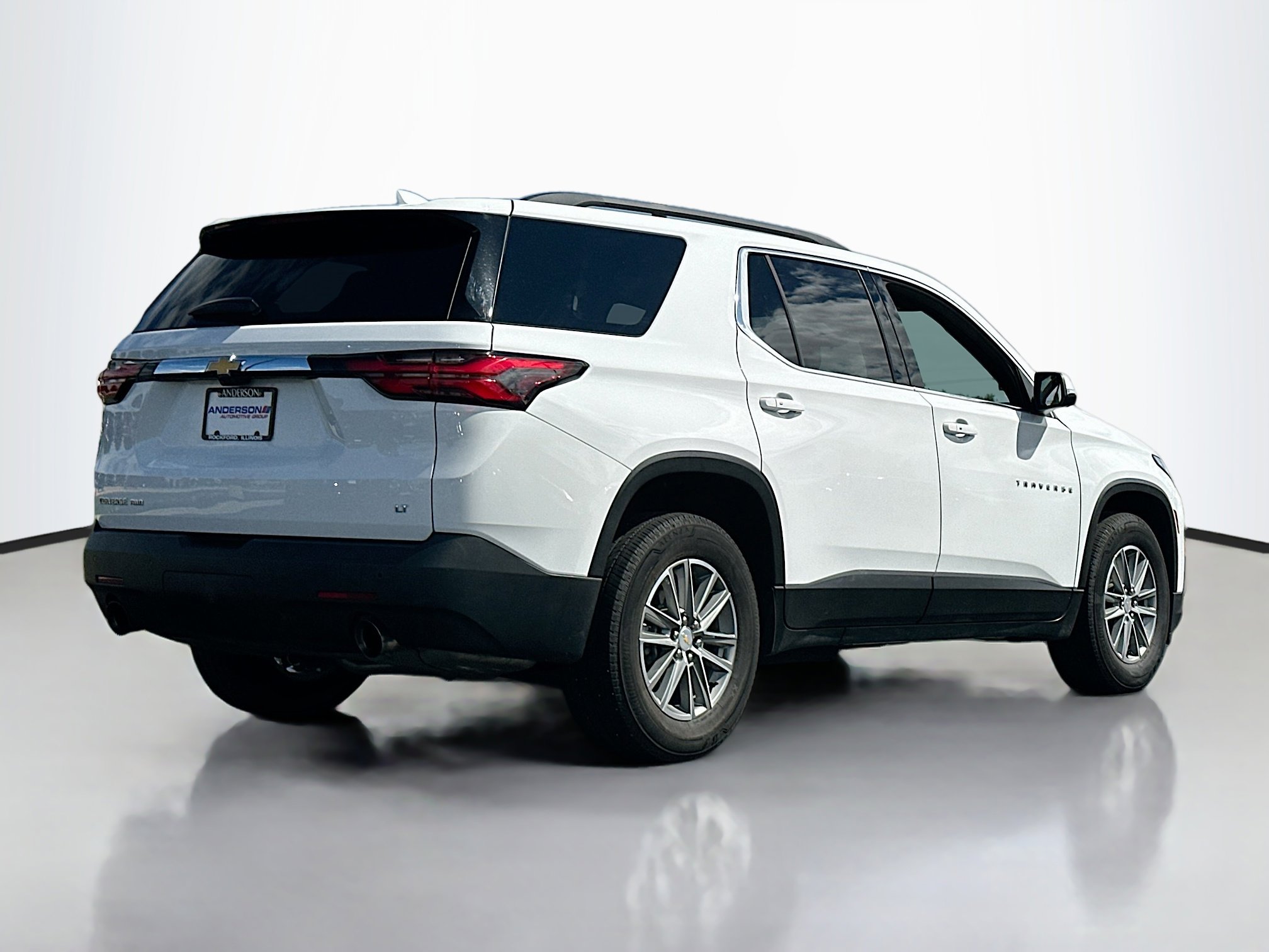 2022 Chevrolet Traverse Cloth 1LT photo 2