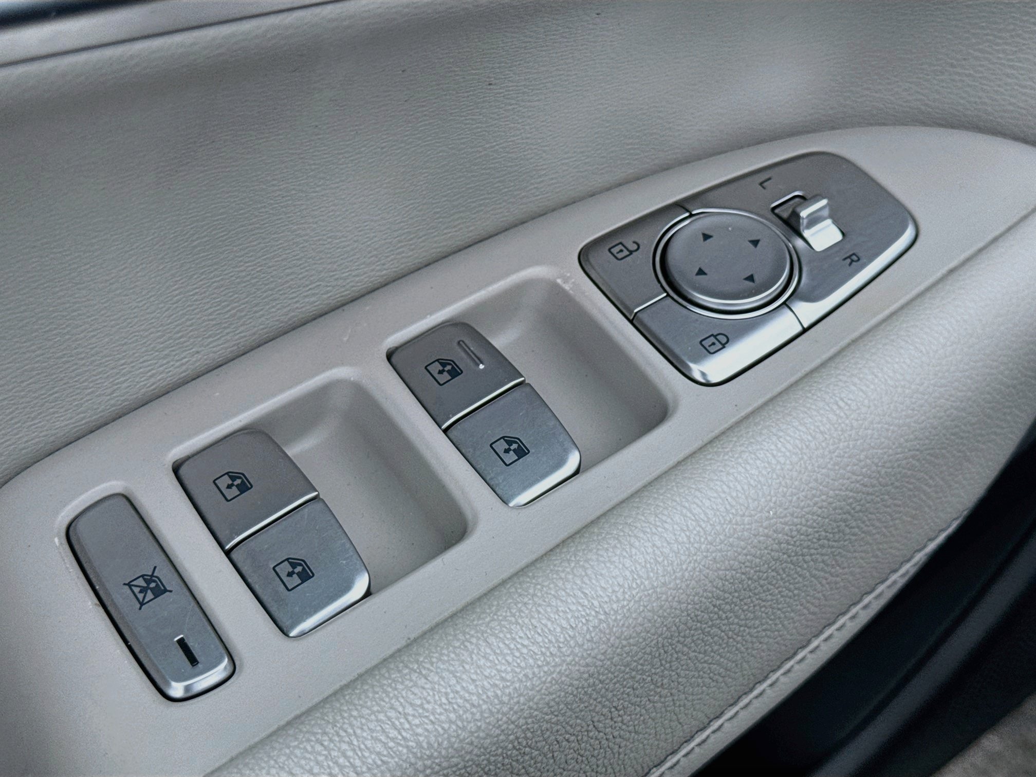 2023 GENESIS G70 Standard - Photo 13