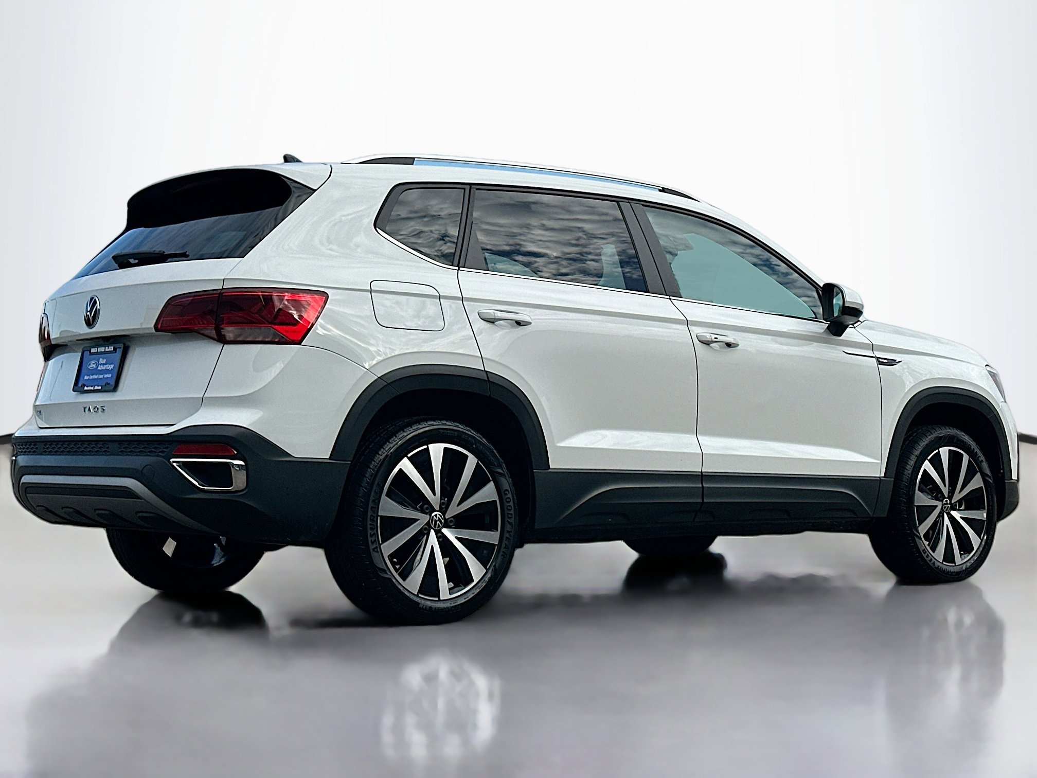2023 Volkswagen Taos SE photo 2
