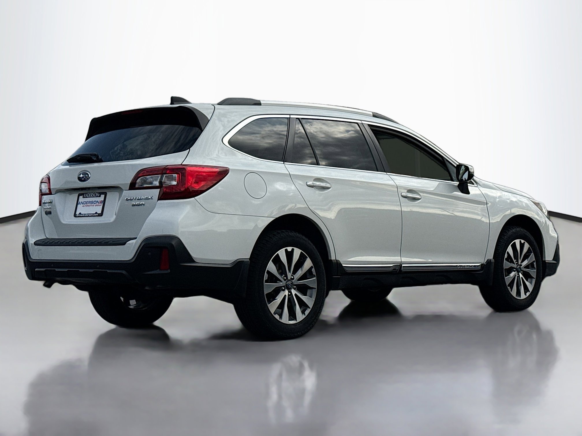 2019 Subaru Outback Touring photo 2