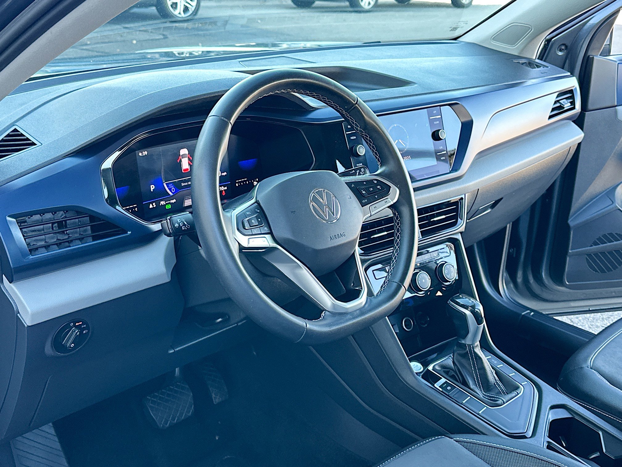 2023 Volkswagen Taos SE photo 4