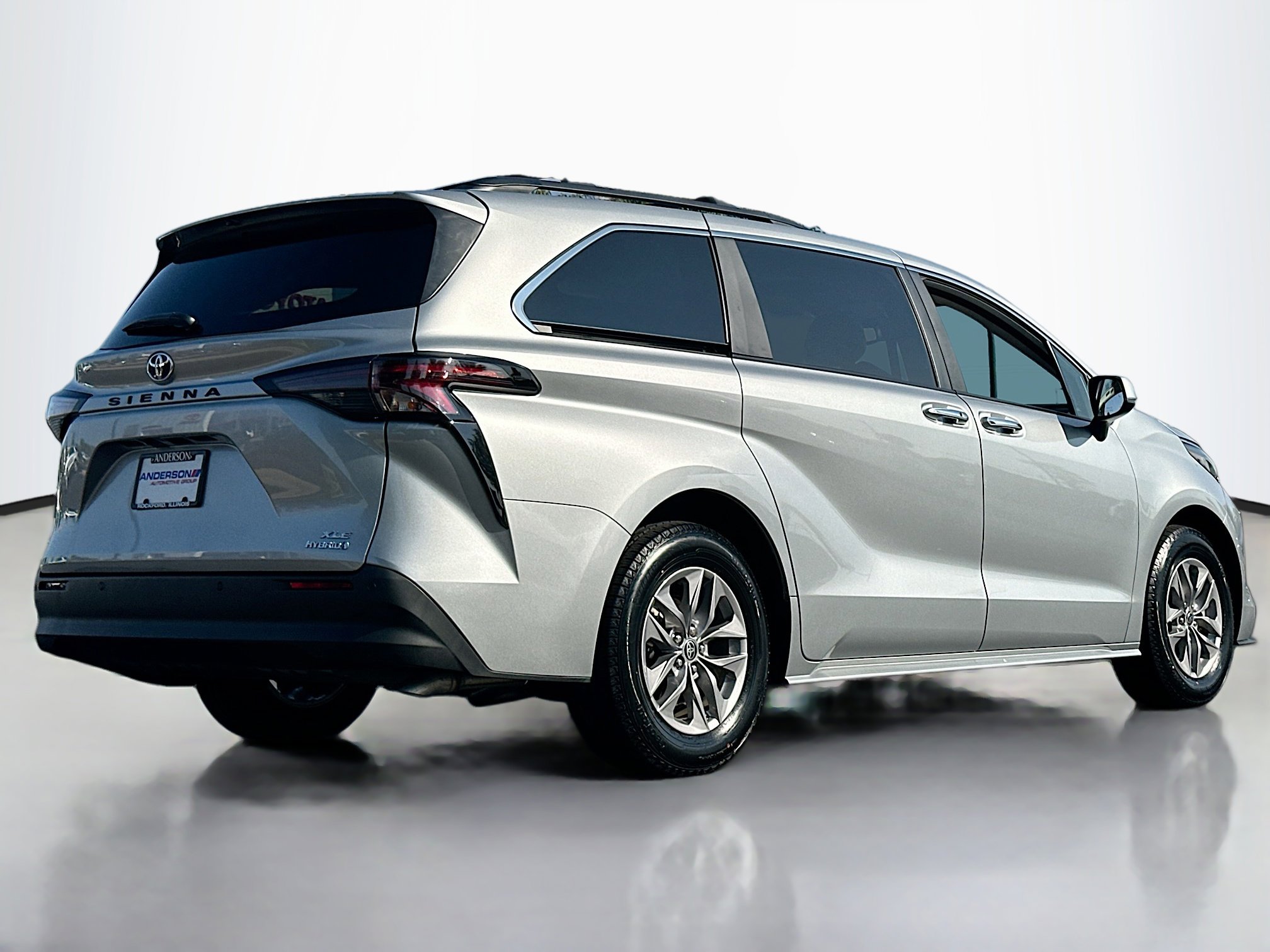 2023 Toyota Sienna XLE photo 2