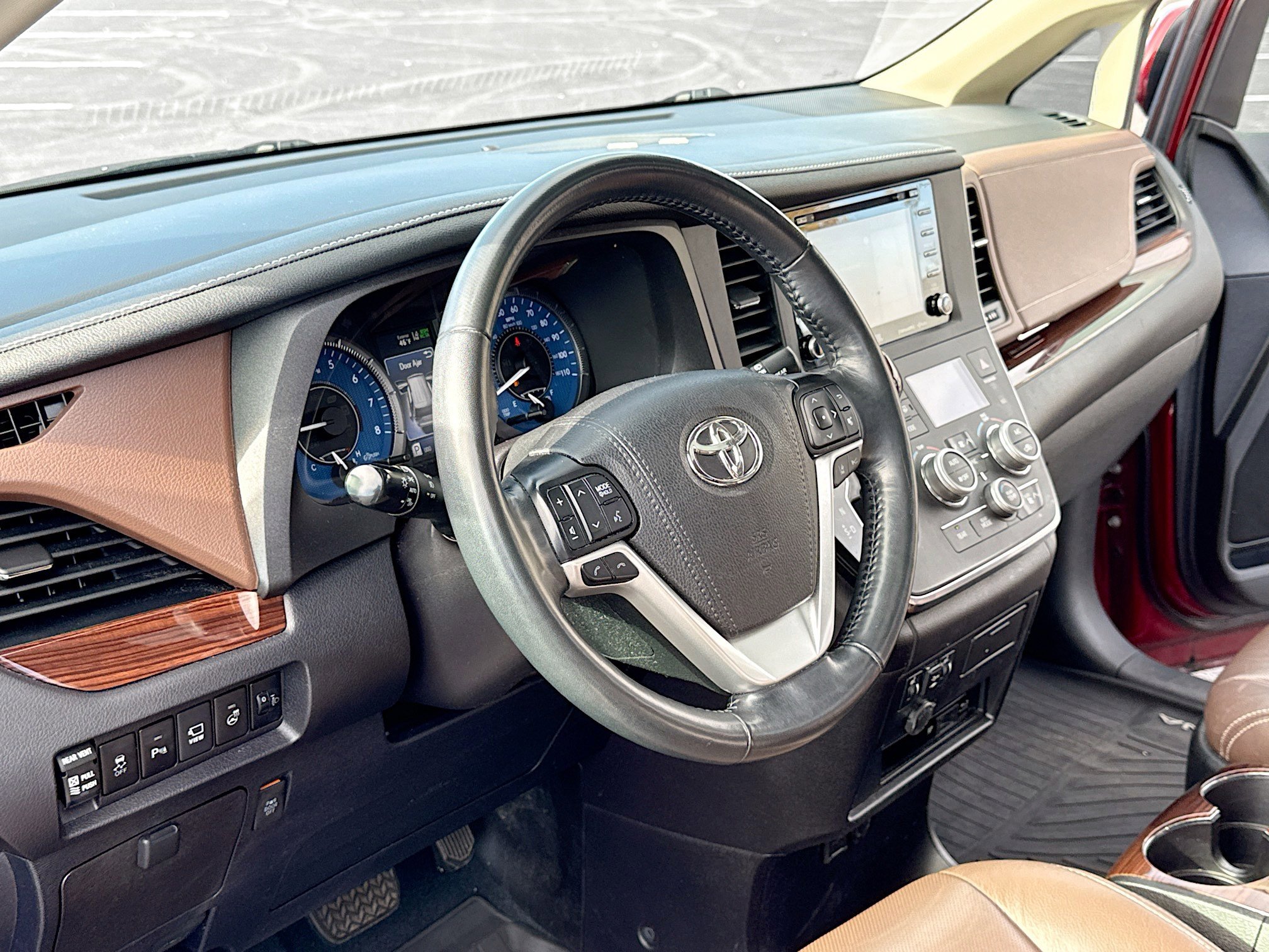 2019 Toyota Sienna XLE photo 4