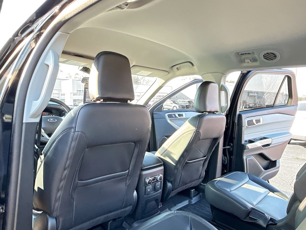 2023 Ford Explorer XLT photo 2