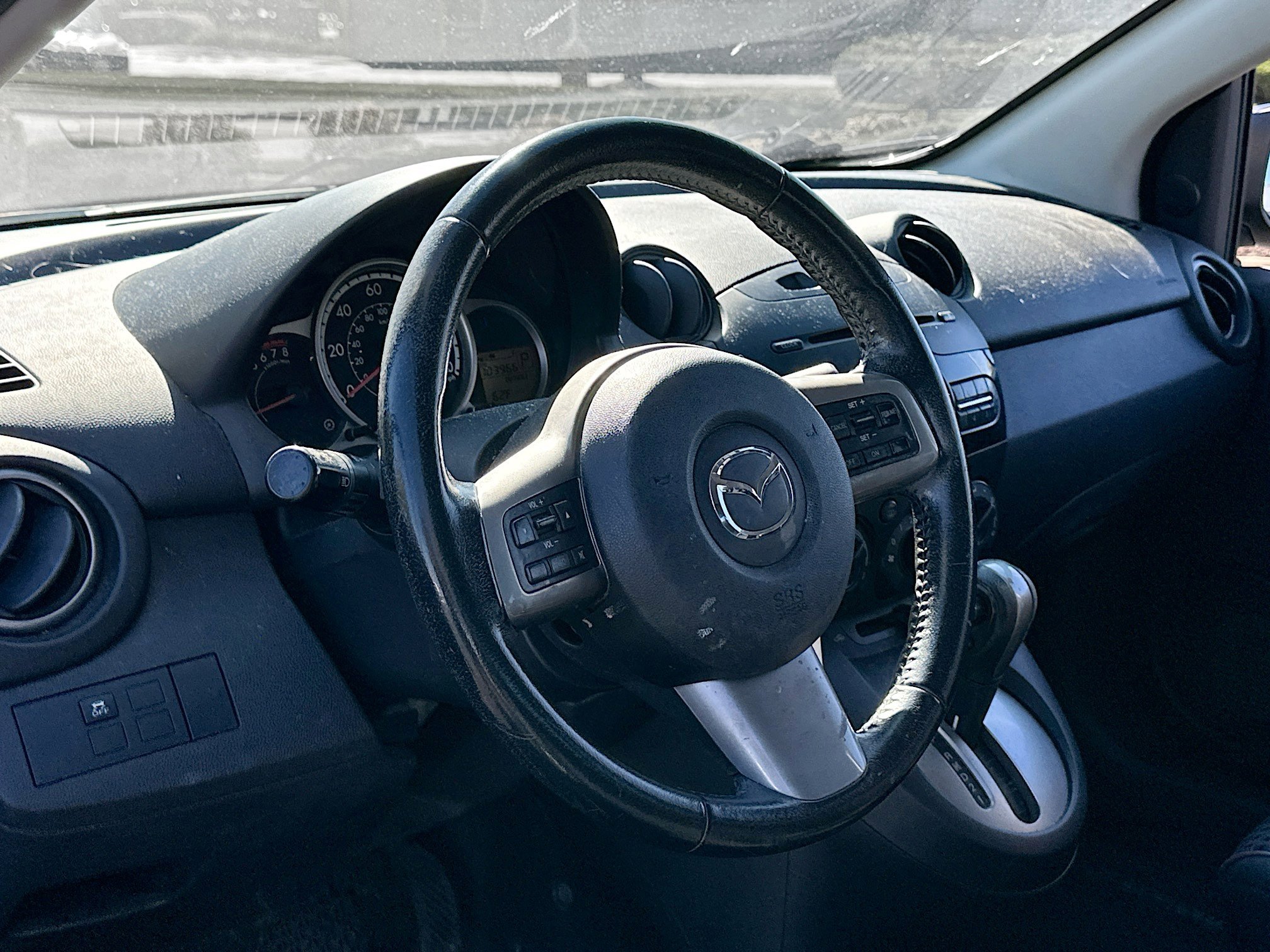 2011 Mazda Mazda2 Touring photo 2