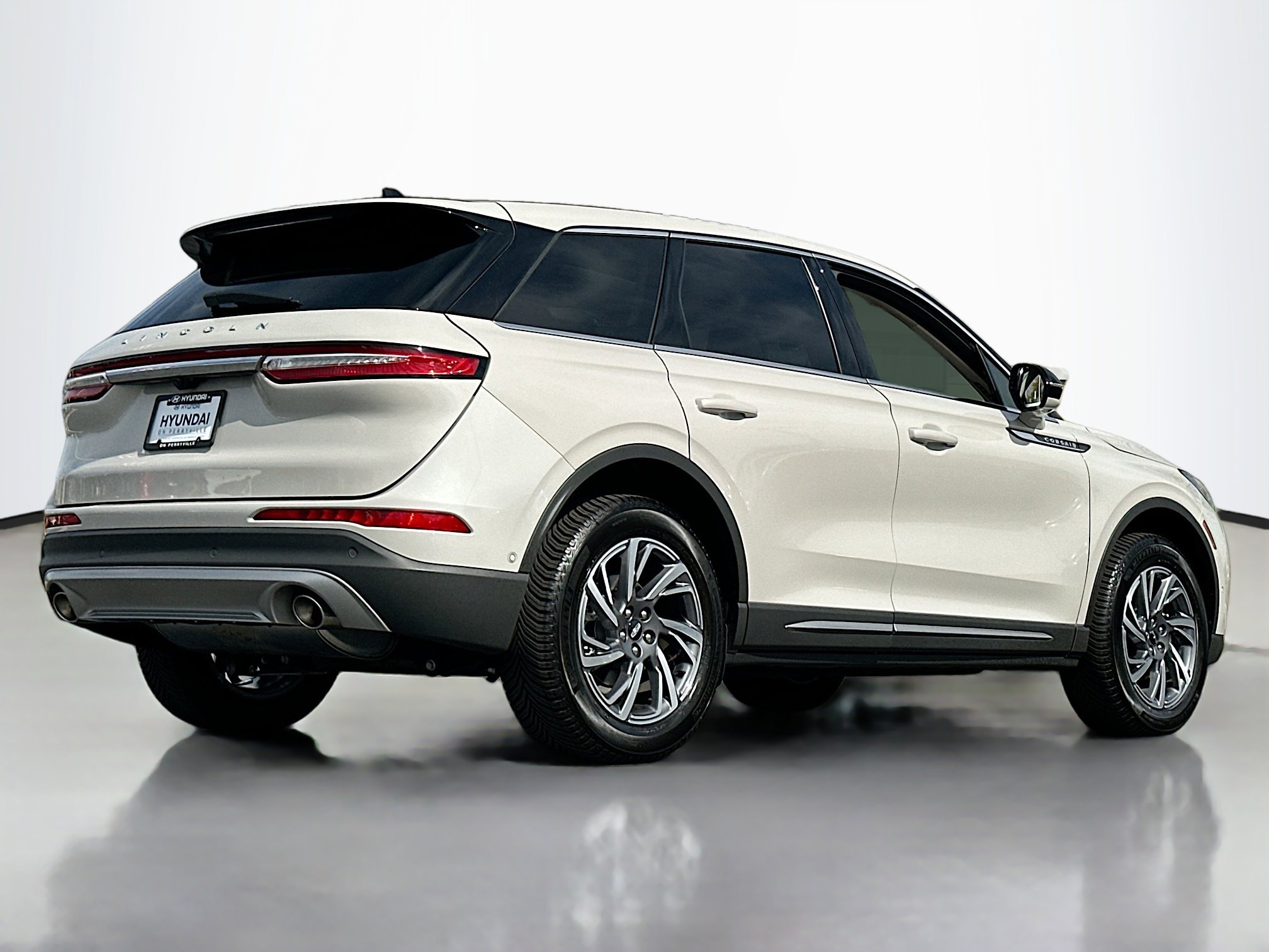 2023 Lincoln Corsair Standard photo 2