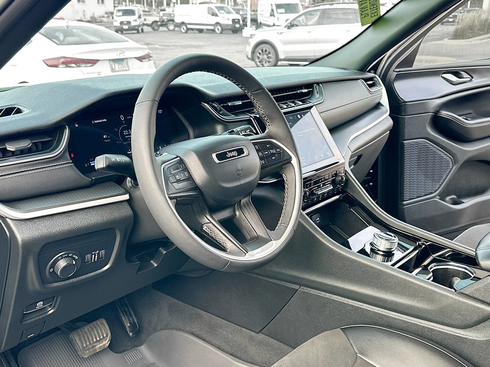 2023 Jeep Grand Cherokee Altitude photo 2