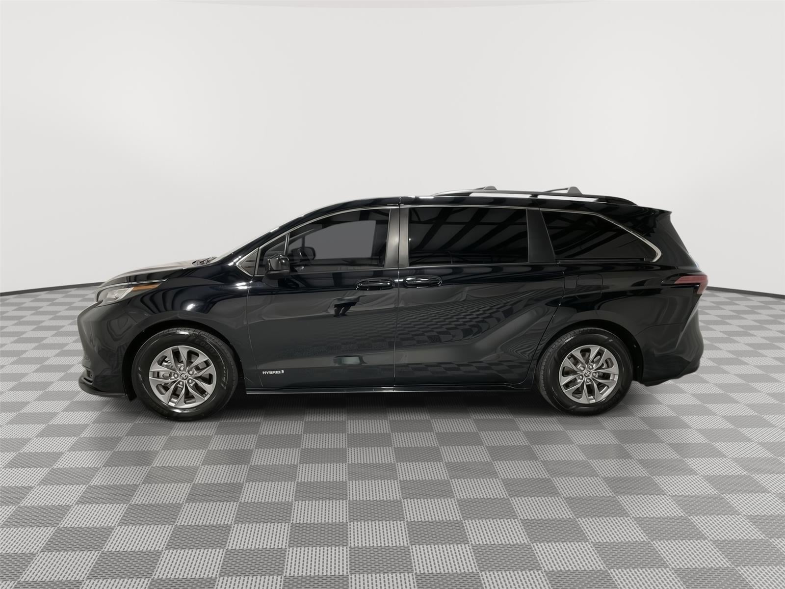 Used 2021 Toyota Sienna LE with VIN 5TDBSKFCXMS018573 for sale in Kansas City