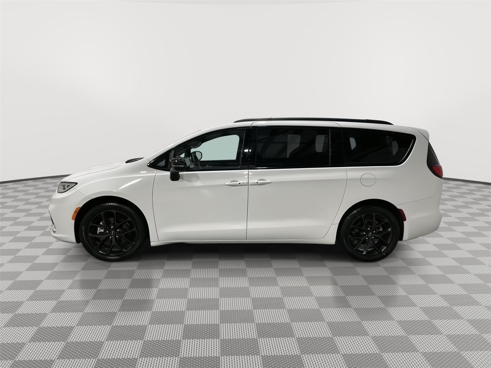 Used 2025 Chrysler Pacifica Limited with VIN 2C4RC1GG2SR512598 for sale in Kansas City