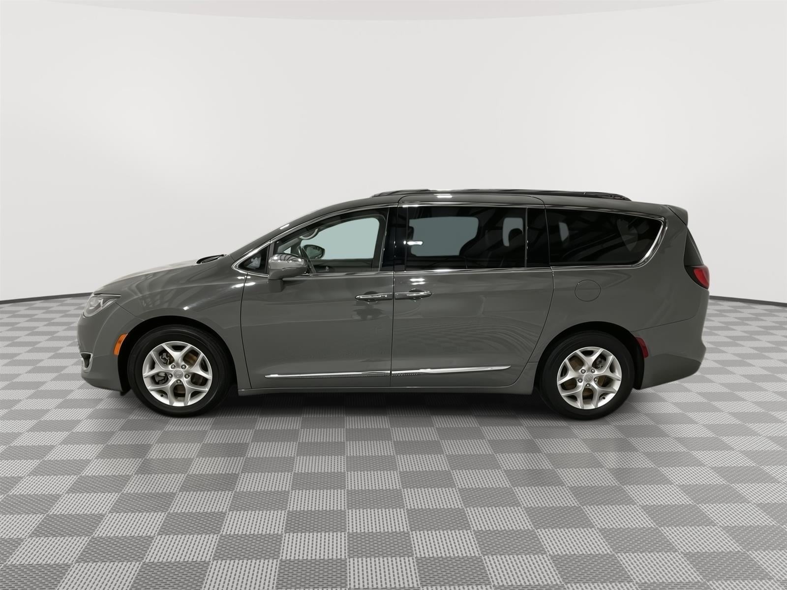 Used 2020 Chrysler Pacifica Limited with VIN 2C4RC1GG7LR234539 for sale in Saint Joseph, MO