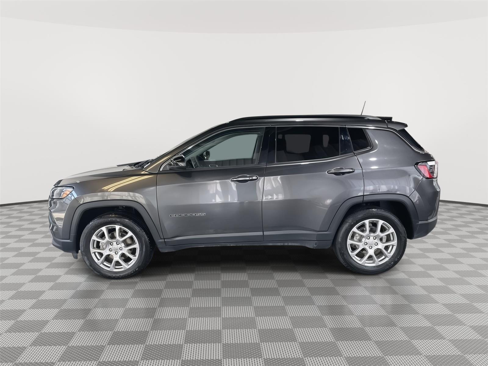 Used 2022 Jeep Compass Latitude Lux with VIN 3C4NJDFB6NT169906 for sale in Kansas City