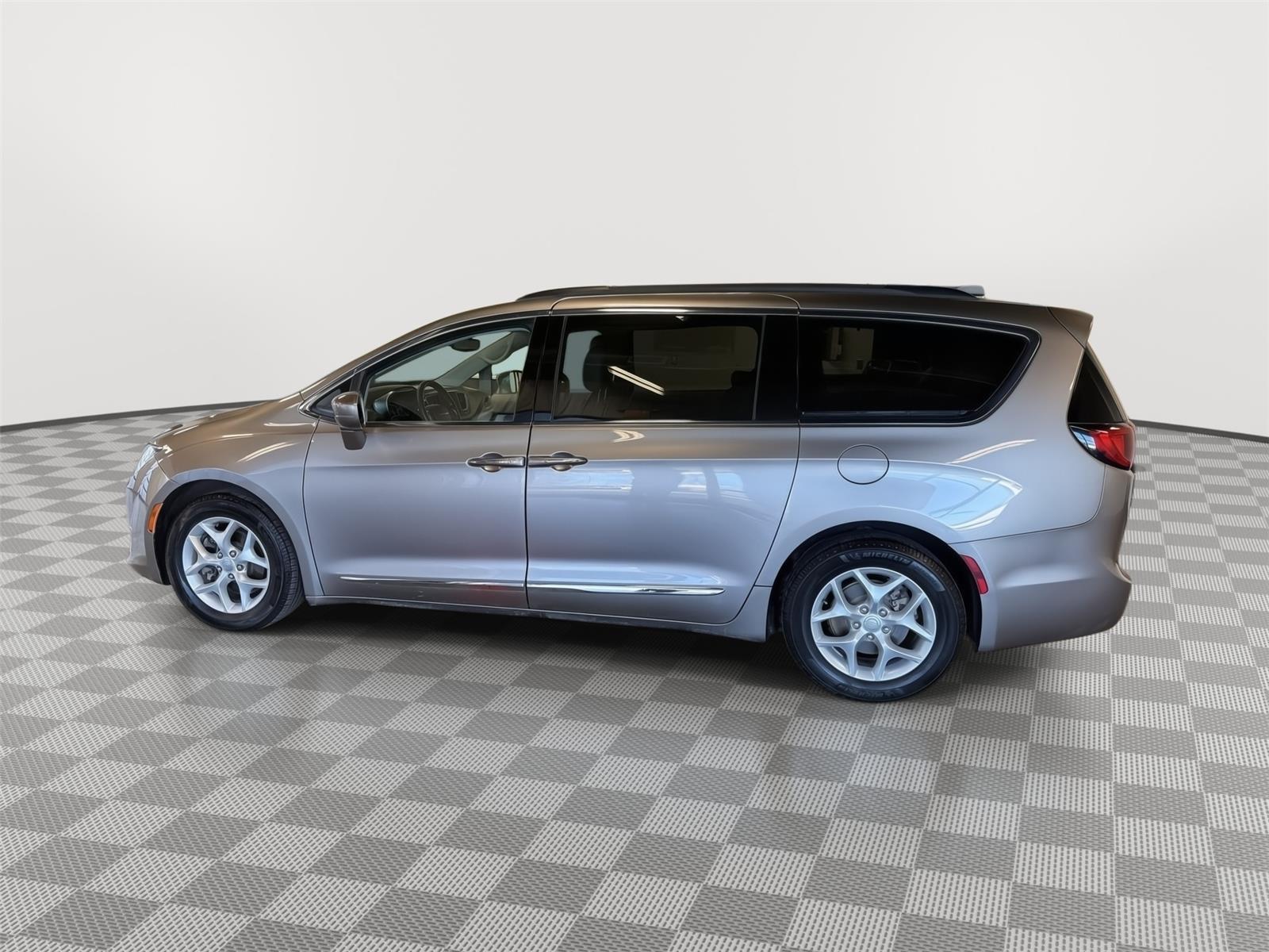 Used 2017 Chrysler Pacifica Touring-L with VIN 2C4RC1BG4HR654516 for sale in Kansas City