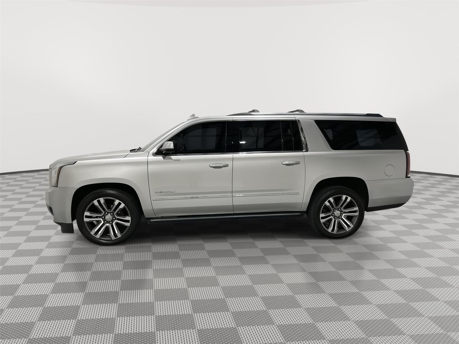 Used 2019 GMC Yukon XL Denali with VIN 1GKS2HKJ9KR137643 for sale in Kansas City