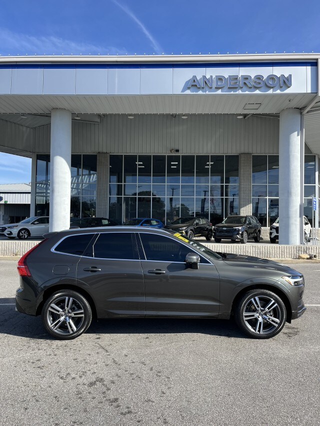 2021 Volvo XC60 Momentum photo 2