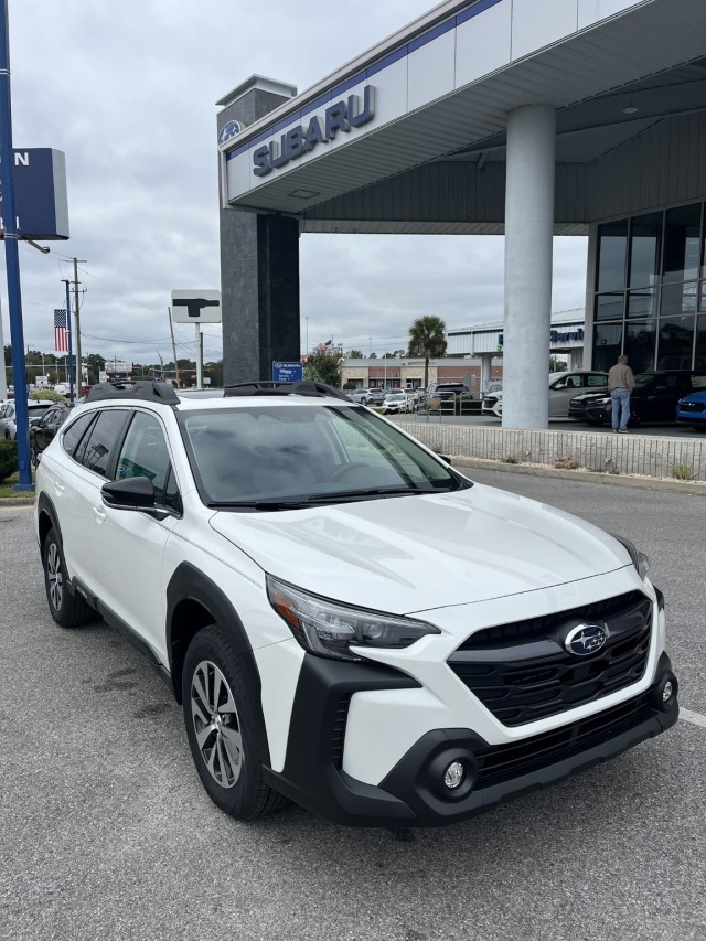 2025 Subaru Outback Premium's photo